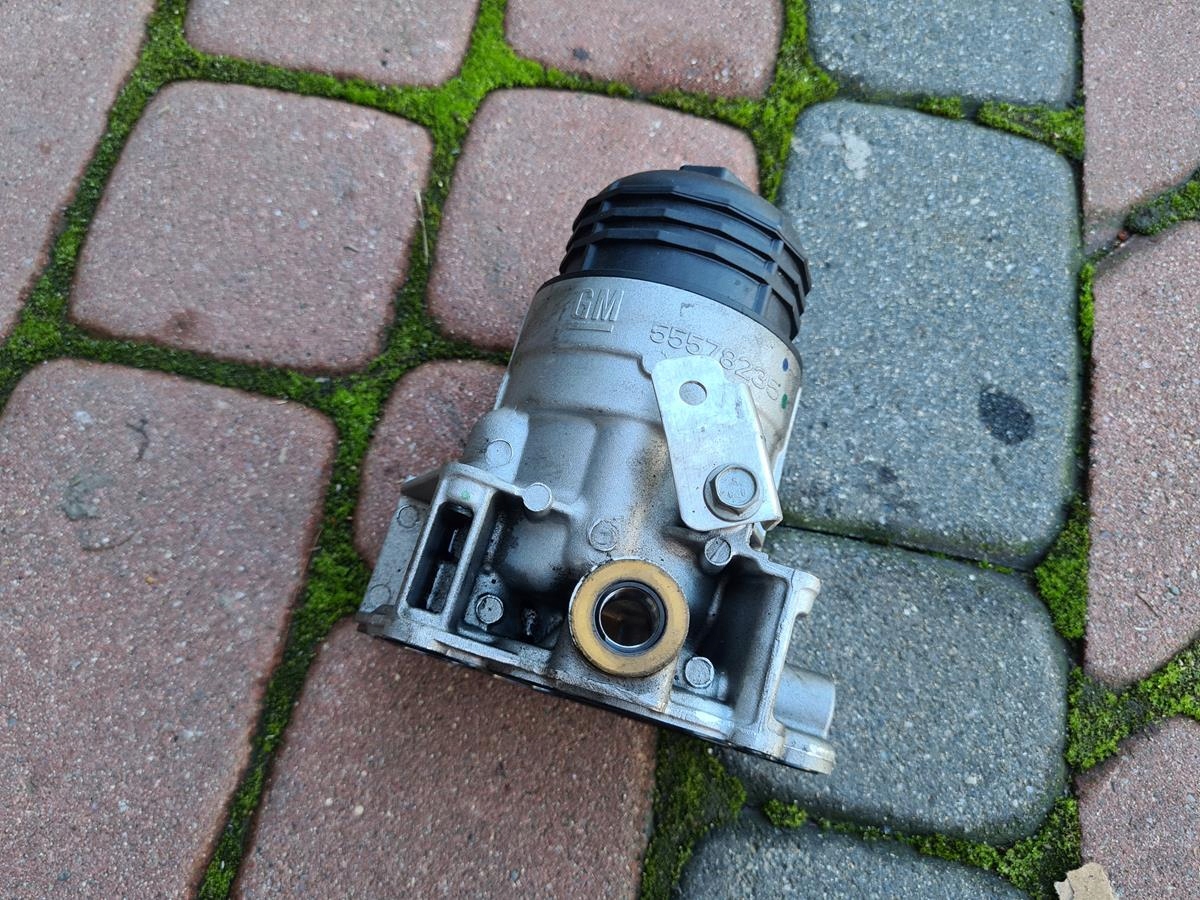 Gehäuse Ölfiltergehäuse Radmutter . olej Opel Insignia B 55578235