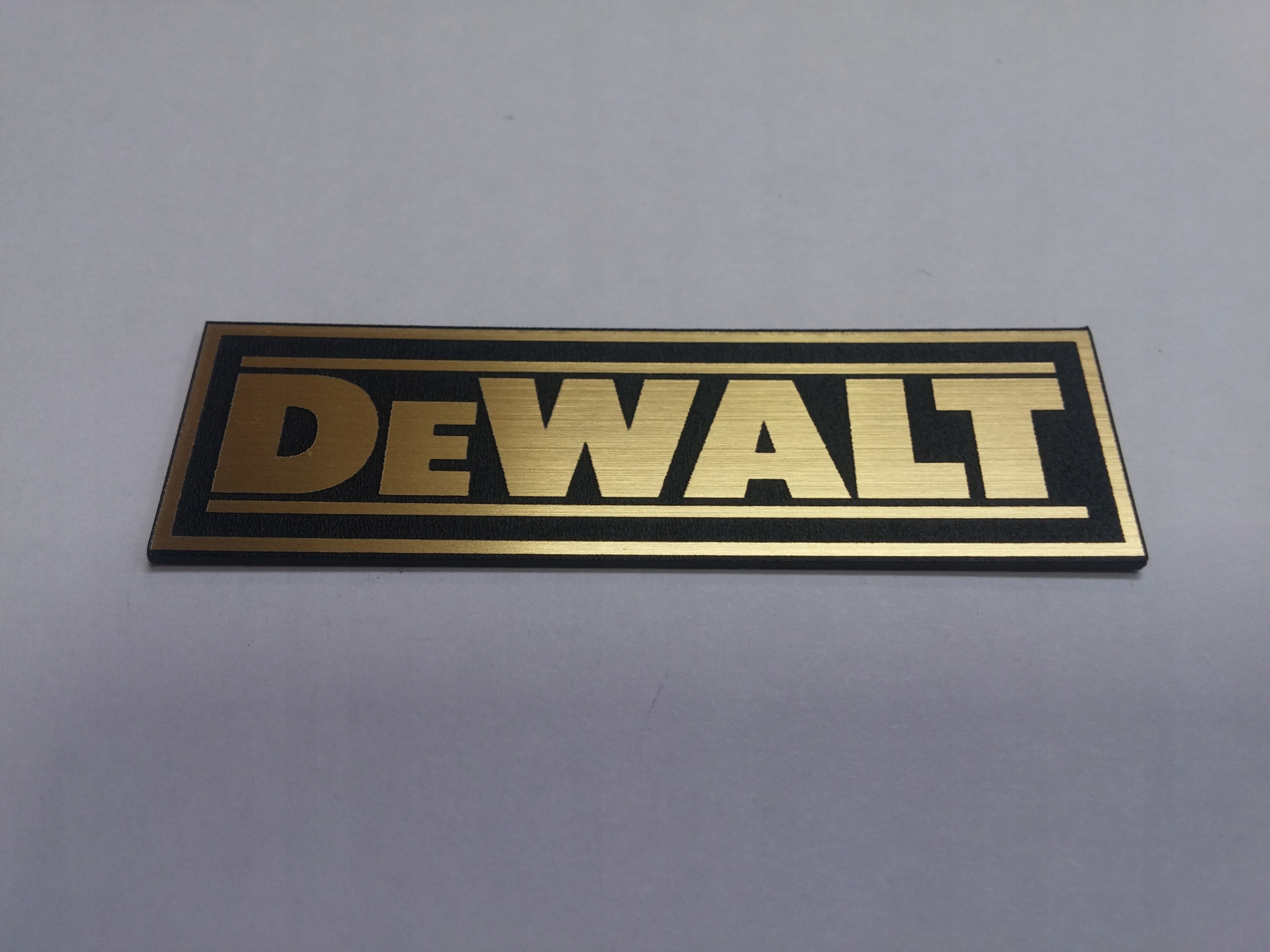 

Dewalt naklejka emblemat 120 x 36 mm * Złota