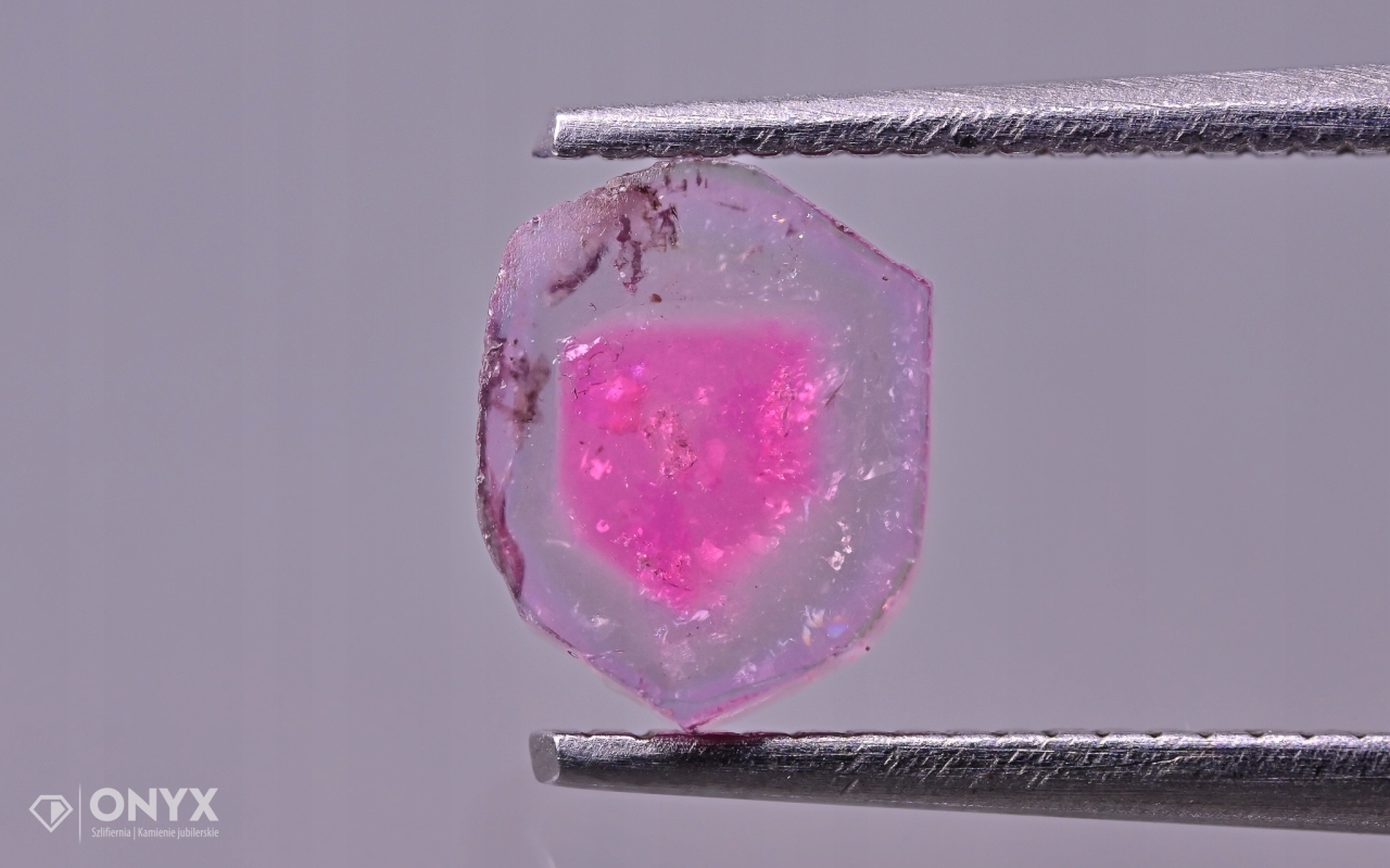 Turmalín nepravidelná deska 7x5,5 mm