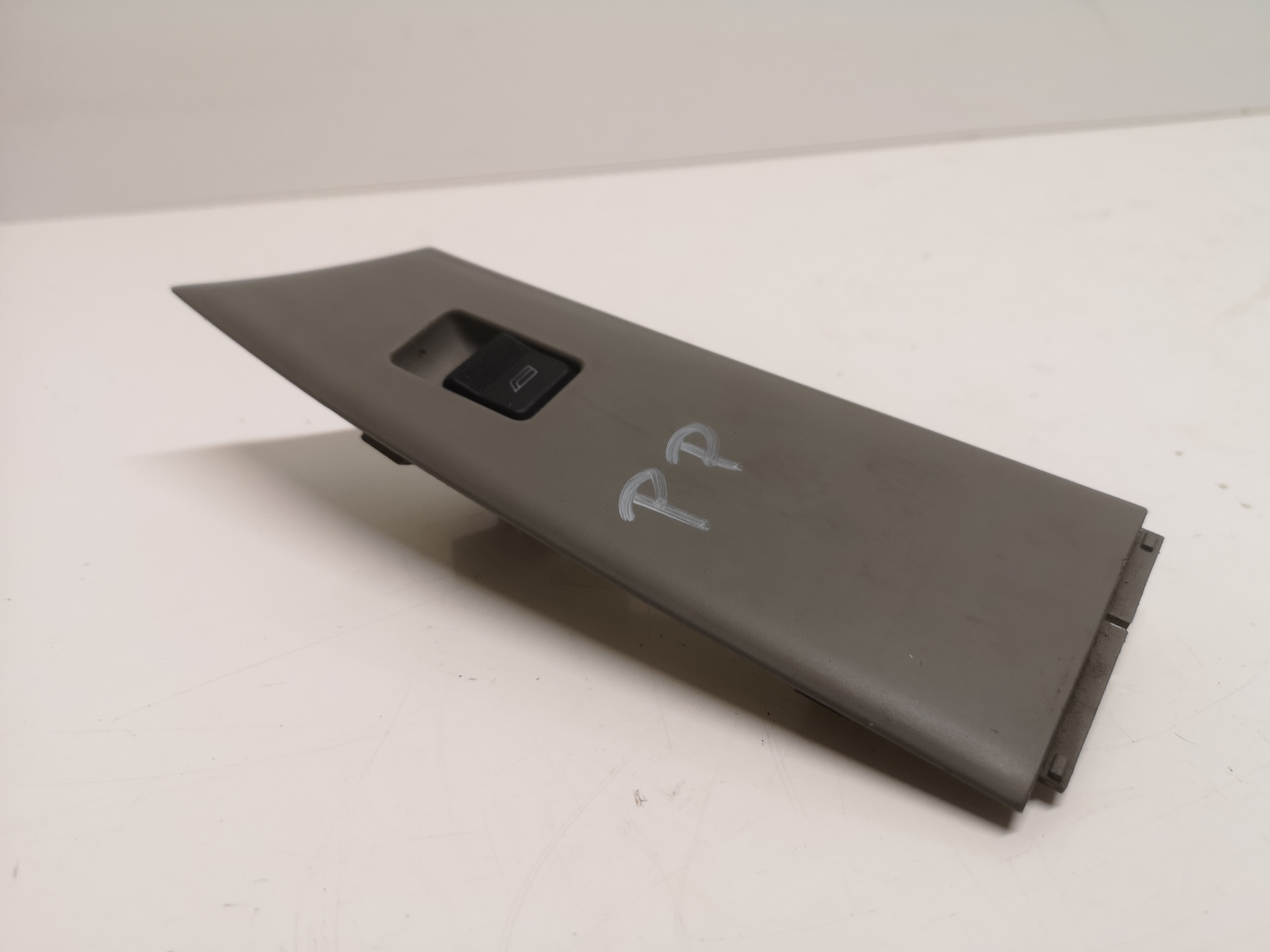 AUDI A8 D2 94-02 PRZEŁĄCZNIK SZYBY PRAWY PRZEDNI