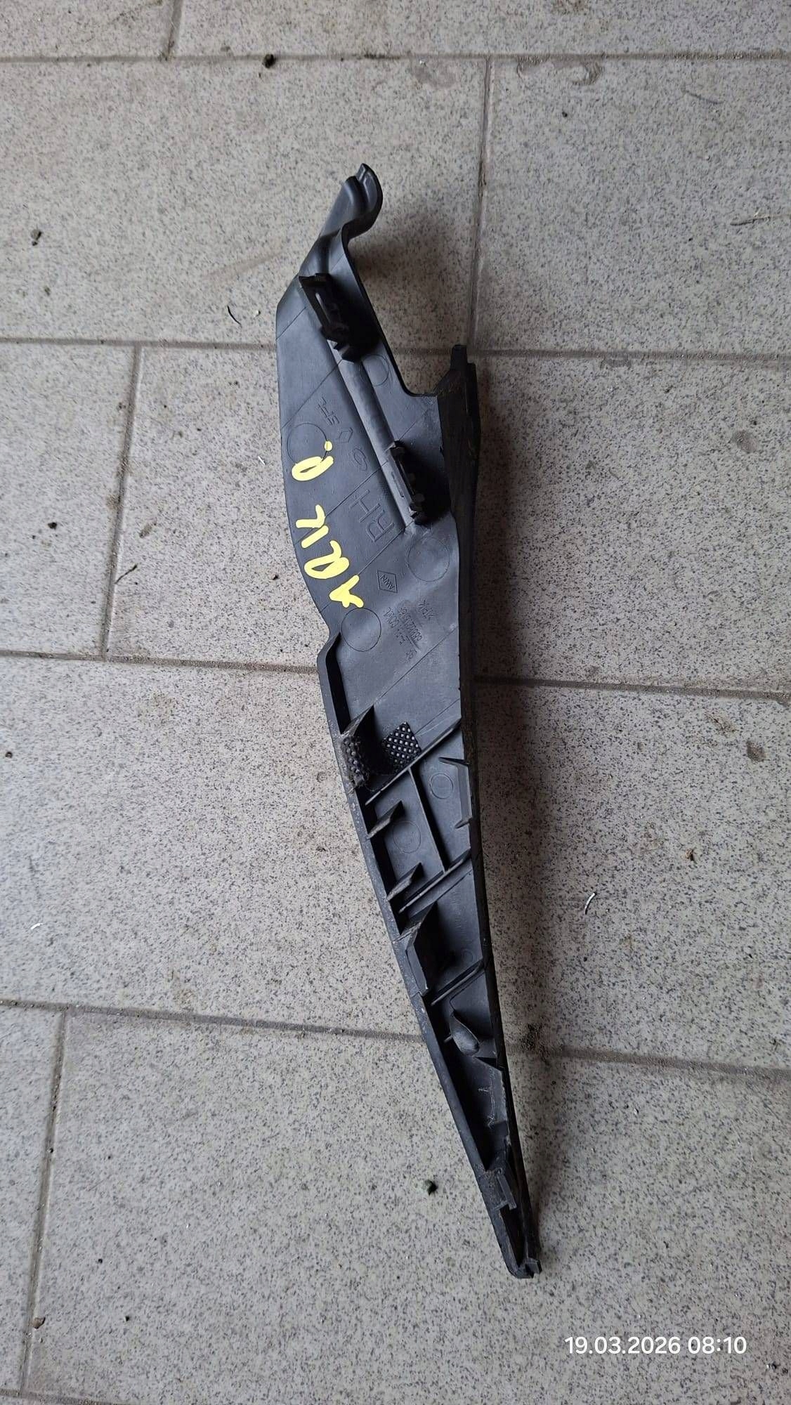 corner under the window right side Renault Arkana 668621615R