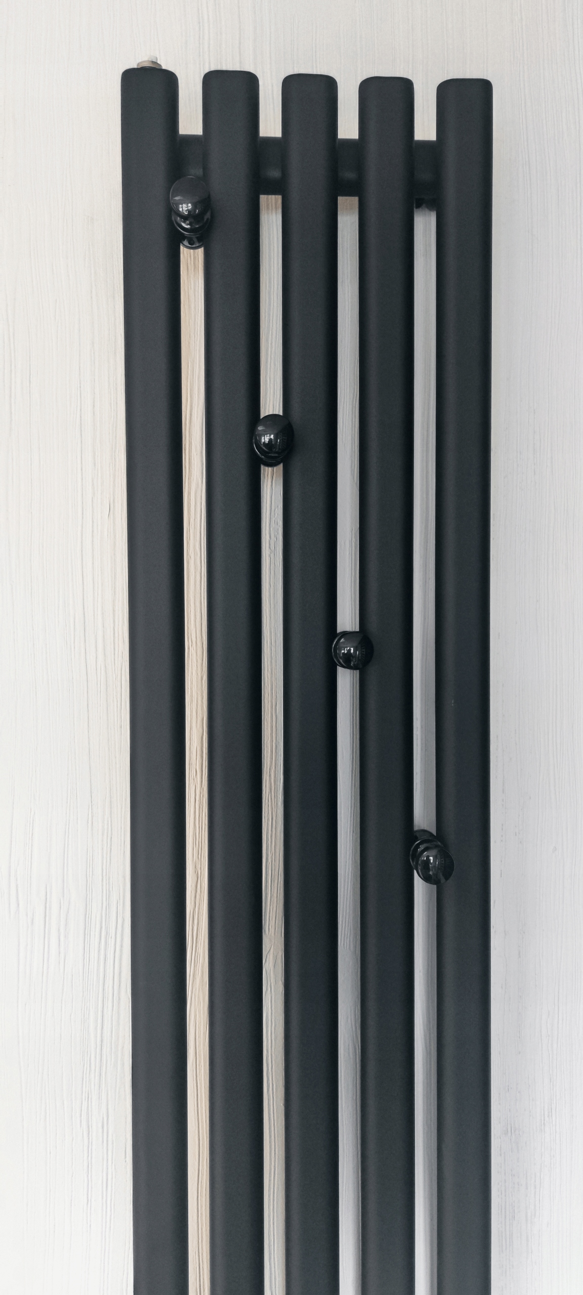 Haczyk wieszak grzejnikowy czarny Regnis. Typ uchwyt (hak) do grzejnika