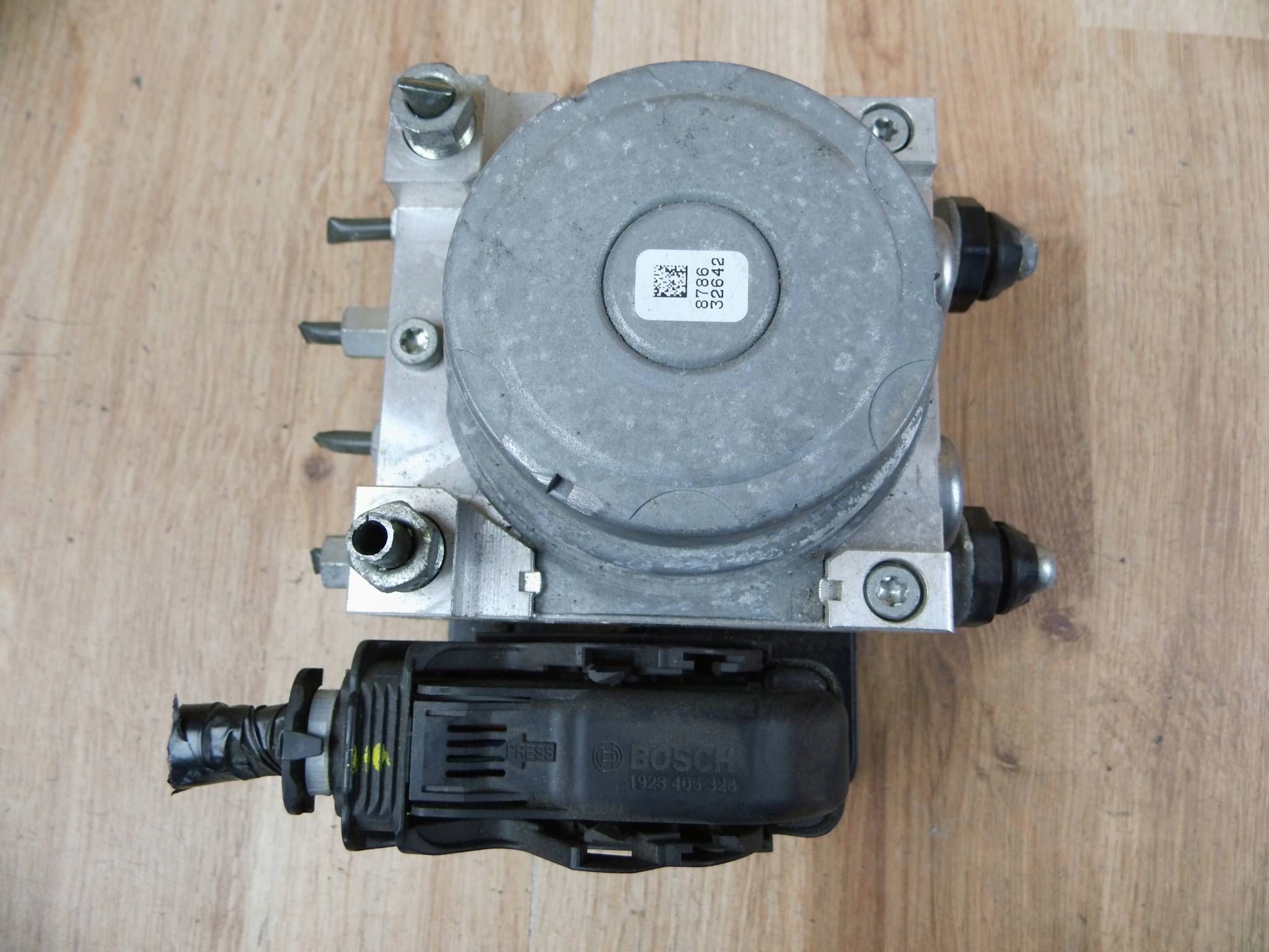 pump ABS Mazda 2 DB1R437A0