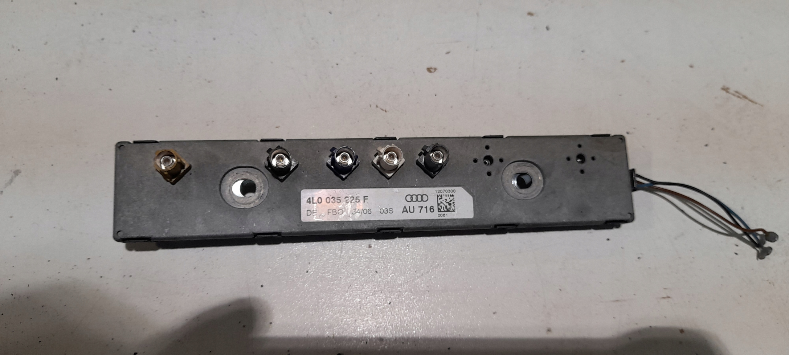 antenna amplifier ANTENY AUDI Q7 4L0035225F
