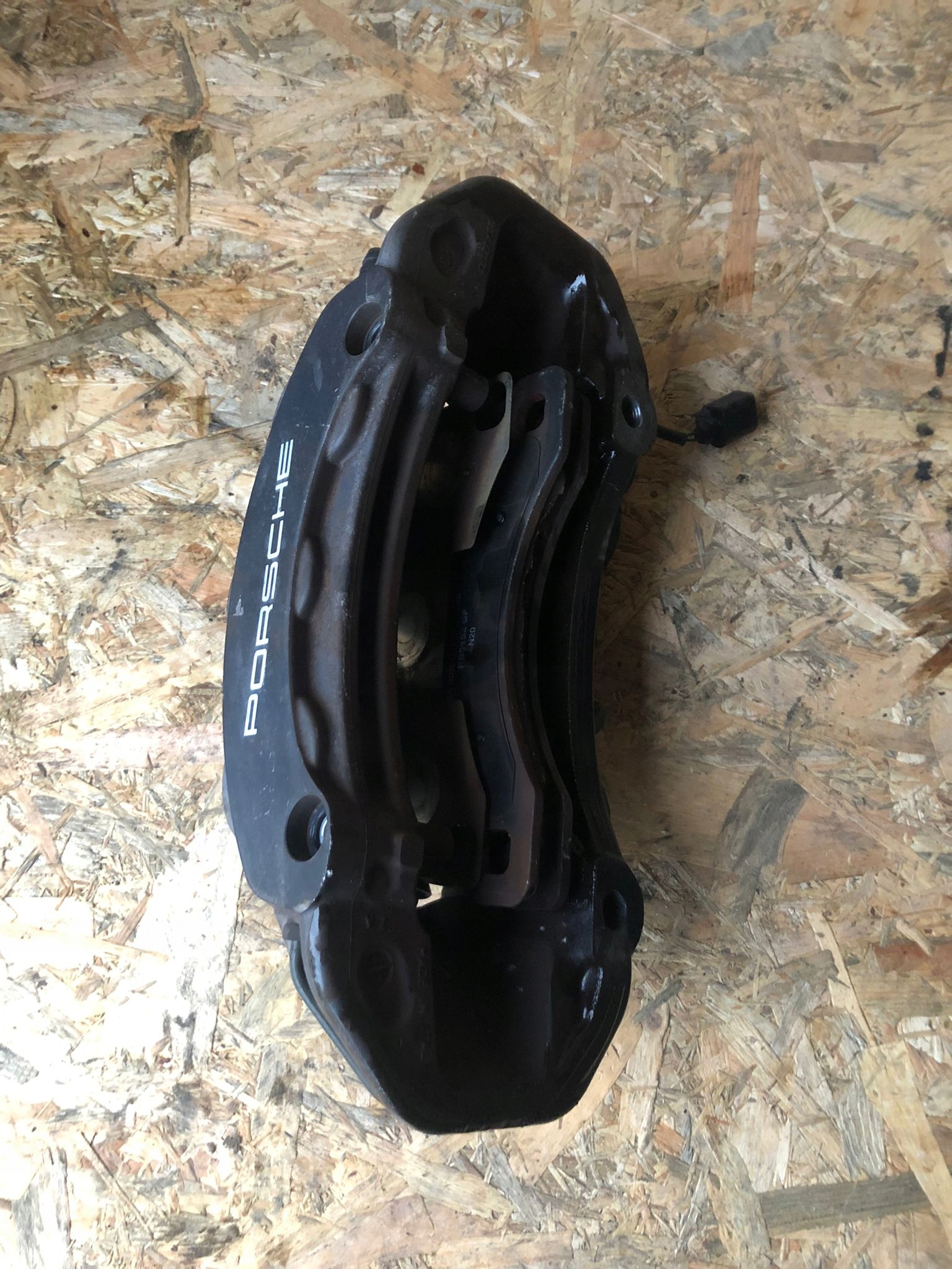 7PP615123 - ТОРМОЗНОЙ СУППОРТ CAYENNE 7P ПЕРЕДНИЙ ПРАВЫЙ ЛЕВЫЙ