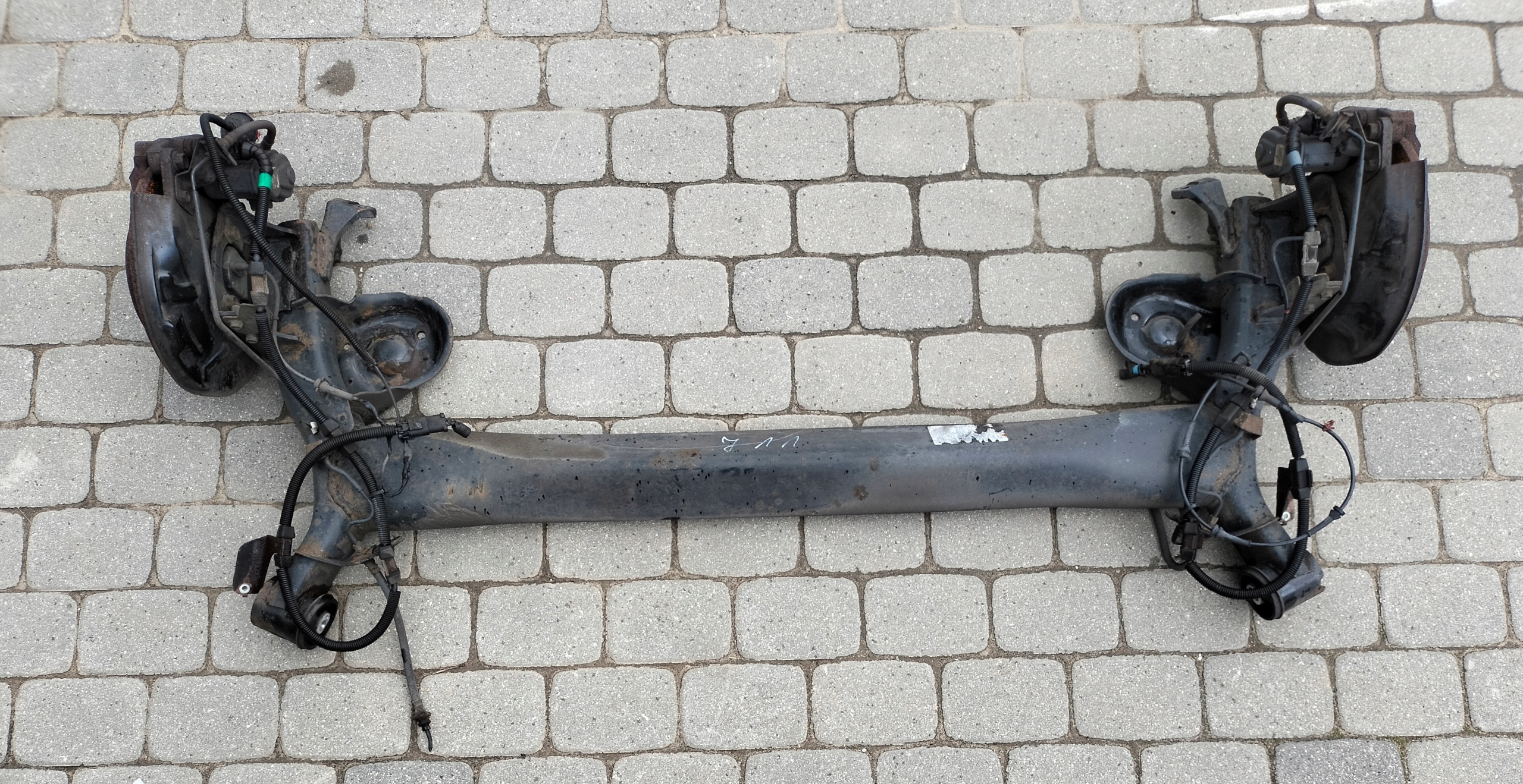 NISSAN QASHQAI II J11 BELKA OŚ ZAWIESZENIA TYŁ