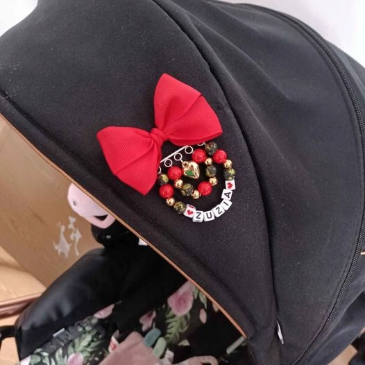 Broszka do wózka agrafka z imieniem i datą urodzenia kokarda Stan opakowania oryginalne