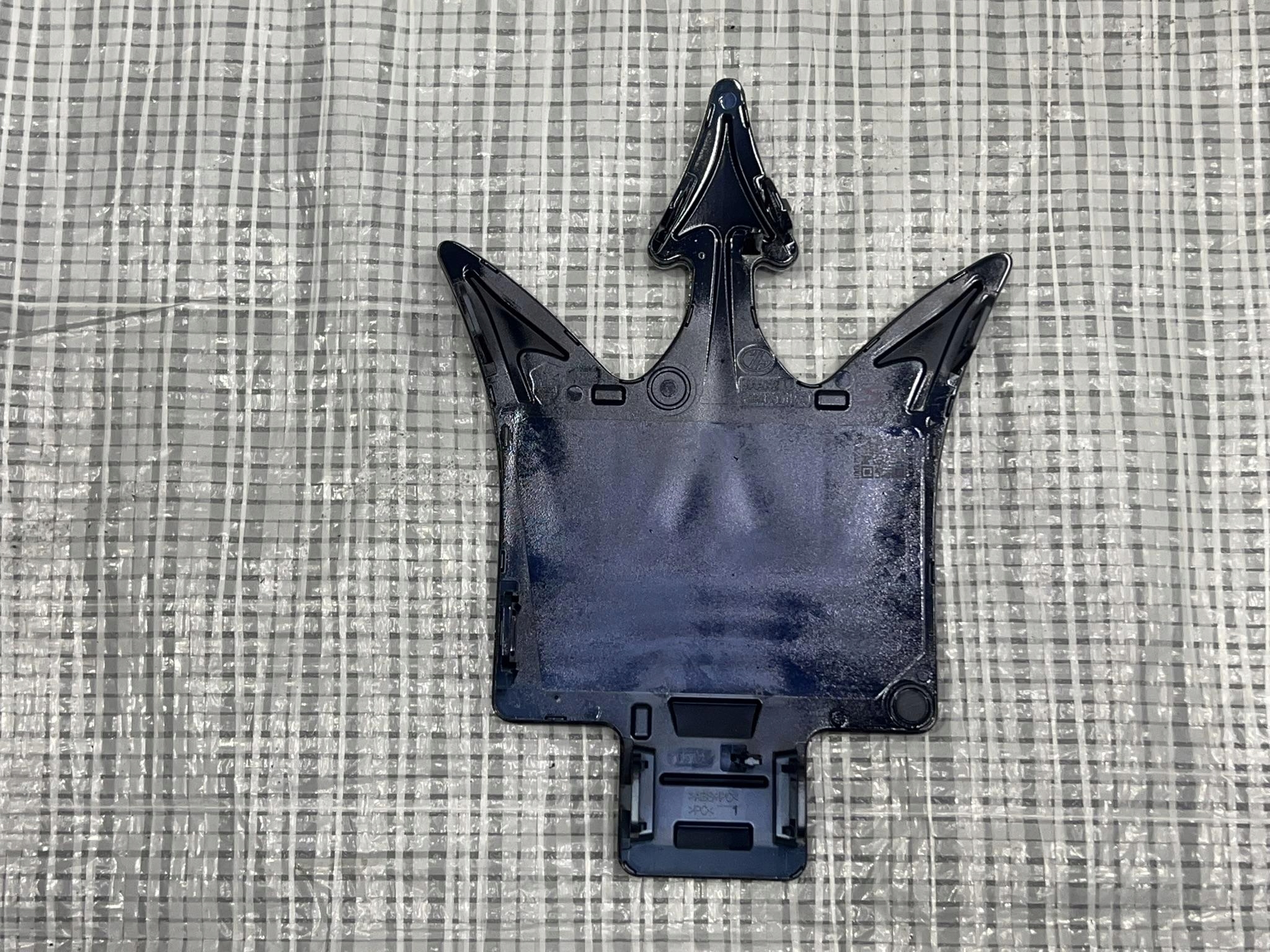 EMBLEMAT ZNACZEK LOGO MASERATI GRECALE Numer katalogowy części 670199587