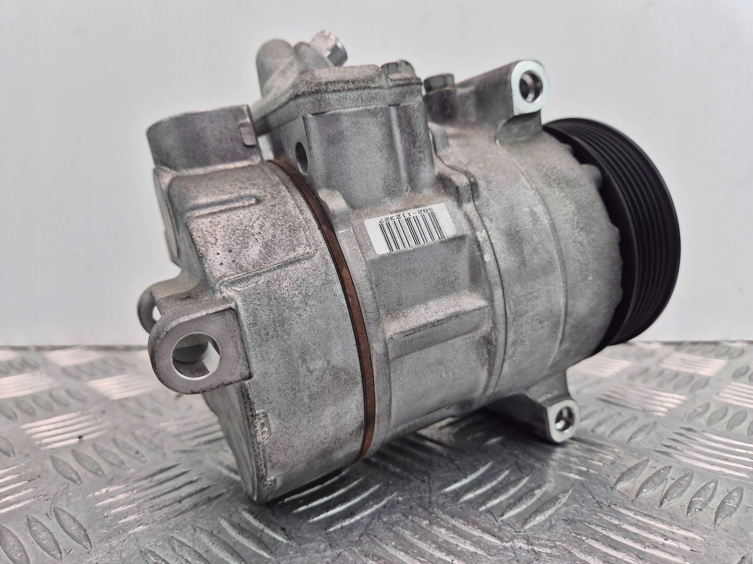 Mercedes C200 CGI W204 compressor; compressor of the air conditioning A0032304811