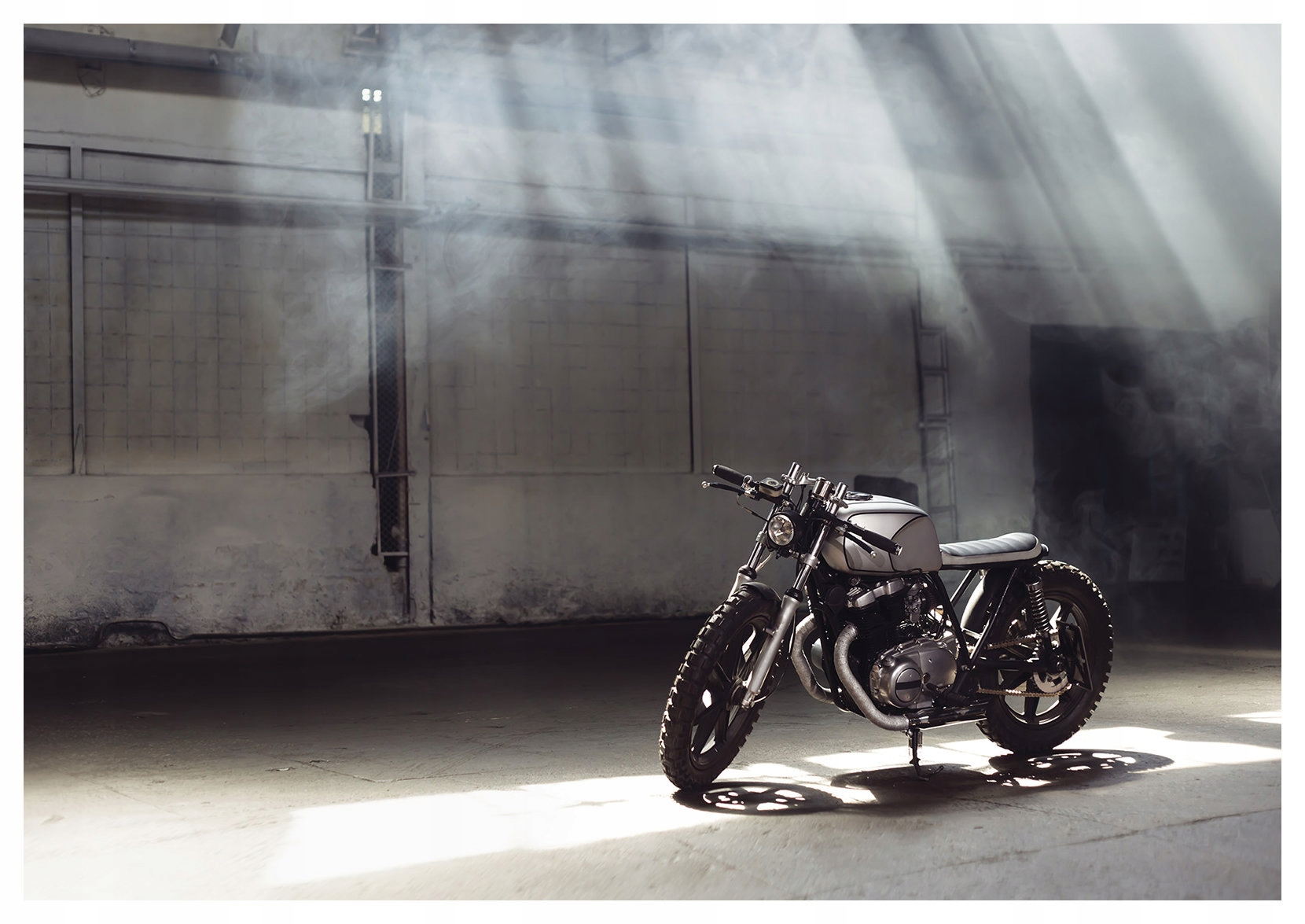 Tapeta Suzuki Cafe Racer Urban Loft Světla Stíny Technika 254x184 lepidlo