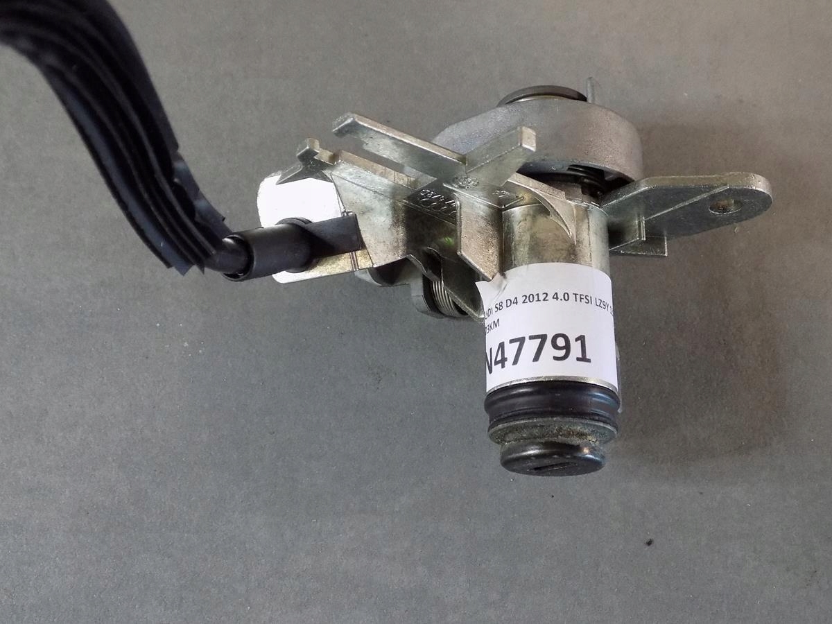 AUDI S8 A8 D4 WKŁADKA ZAMKA 8F0827573