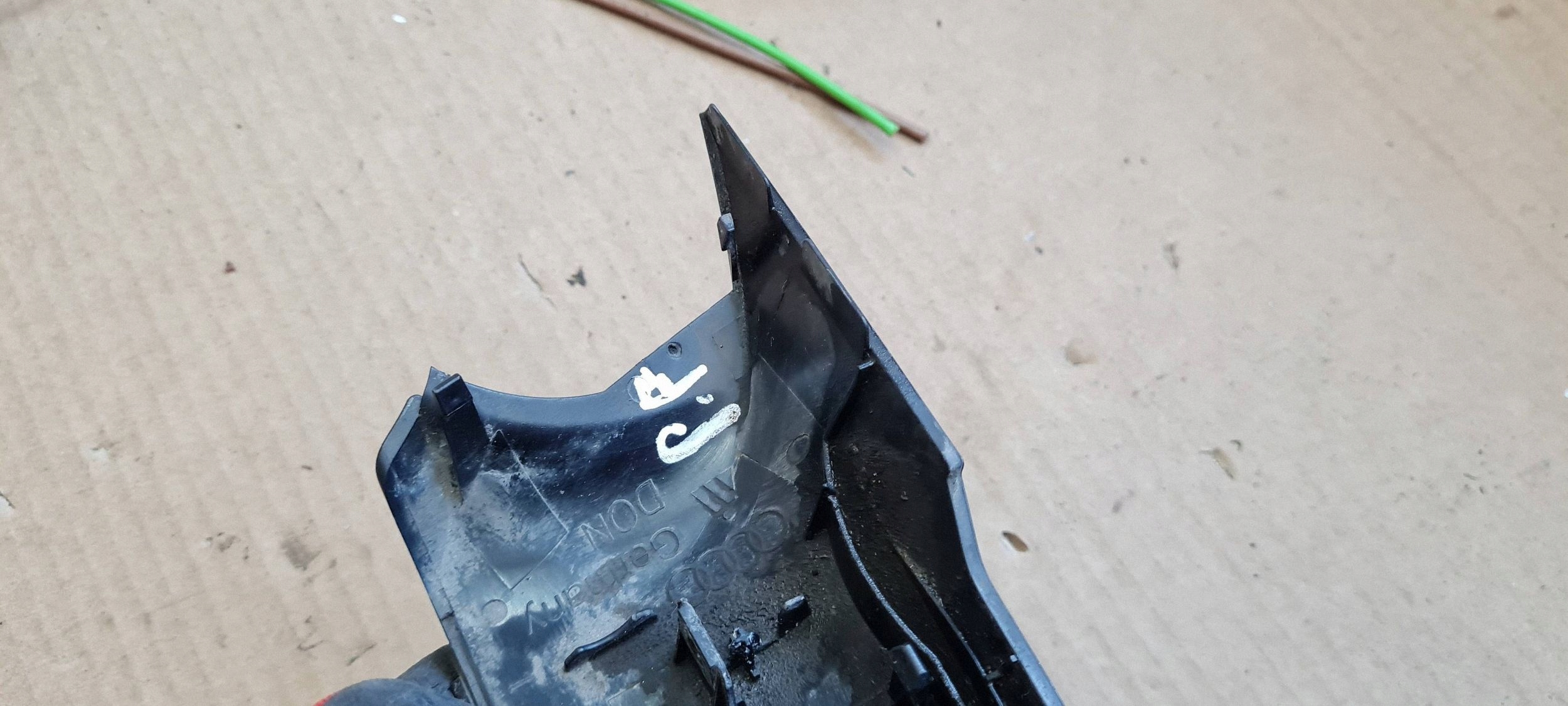 S5 8T A5 LIFT cap cover plastic lower right front R19300 A4 B8 S4
