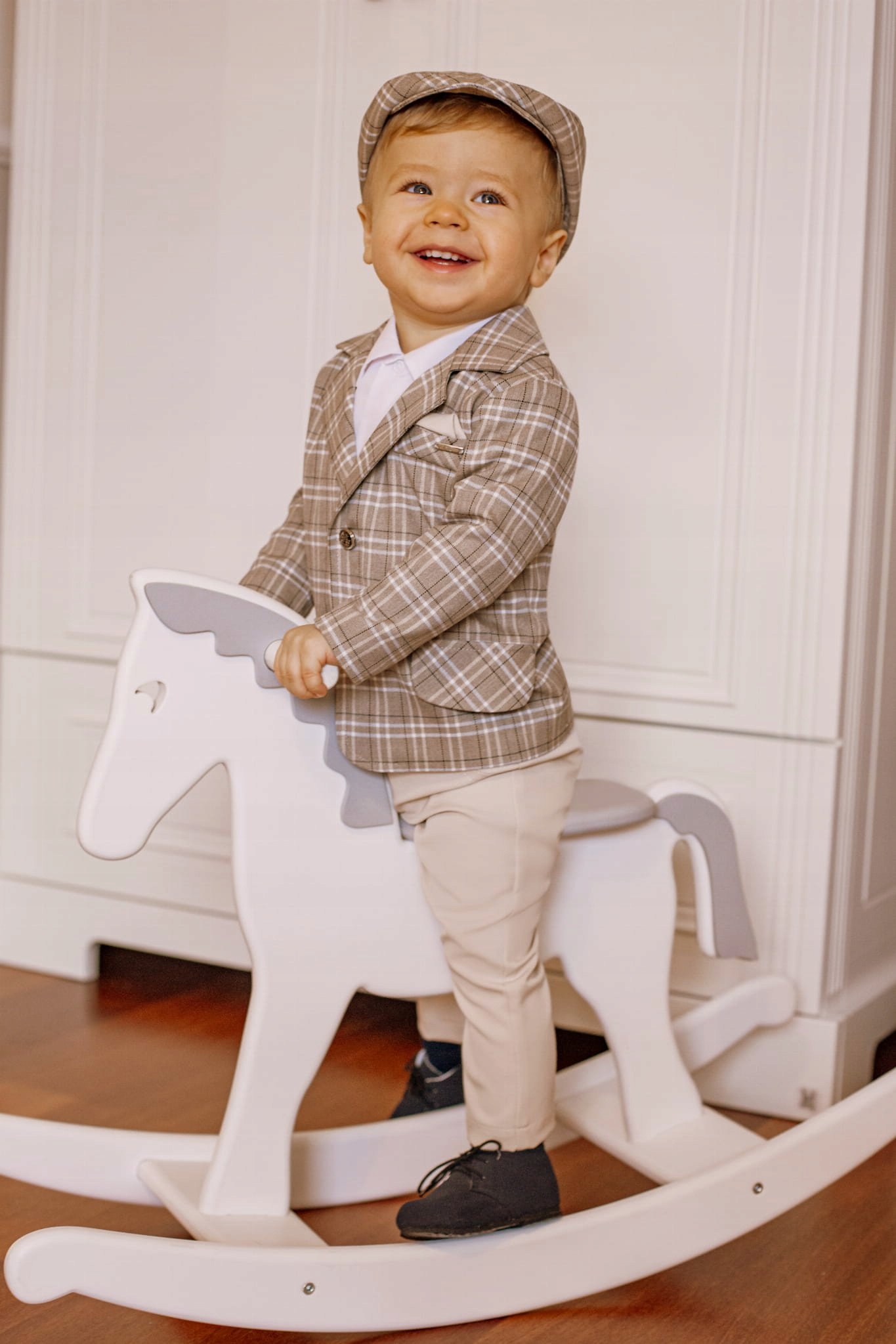 Beżowy garnitur rozmiar 86 chrzest wesele roczek