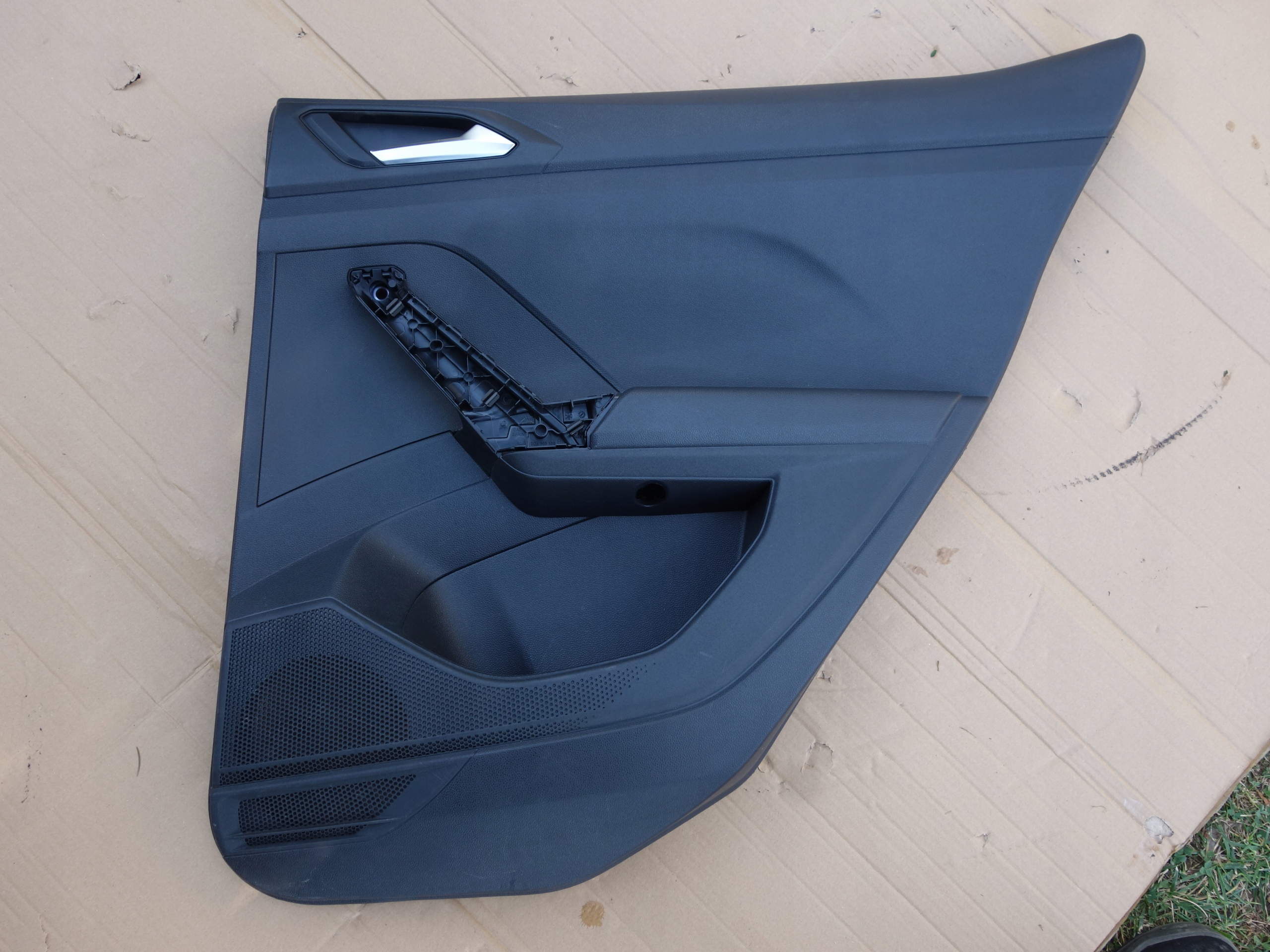 VW T-CROSS1r ОБШИВКА ДВЕРИ ПРАВЫЙ ЗАД.