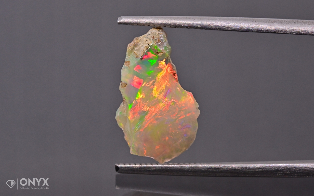 Opal z Etiopie hrudka 15x8,5 mm