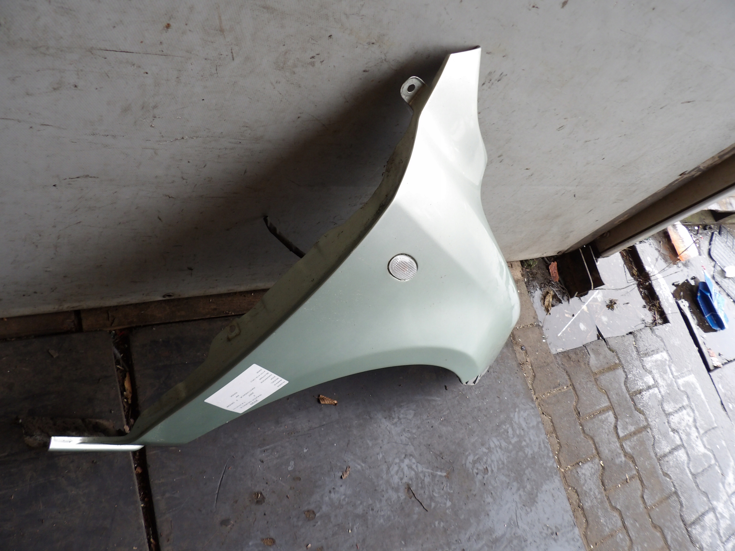 Mazda Demio II fender right
