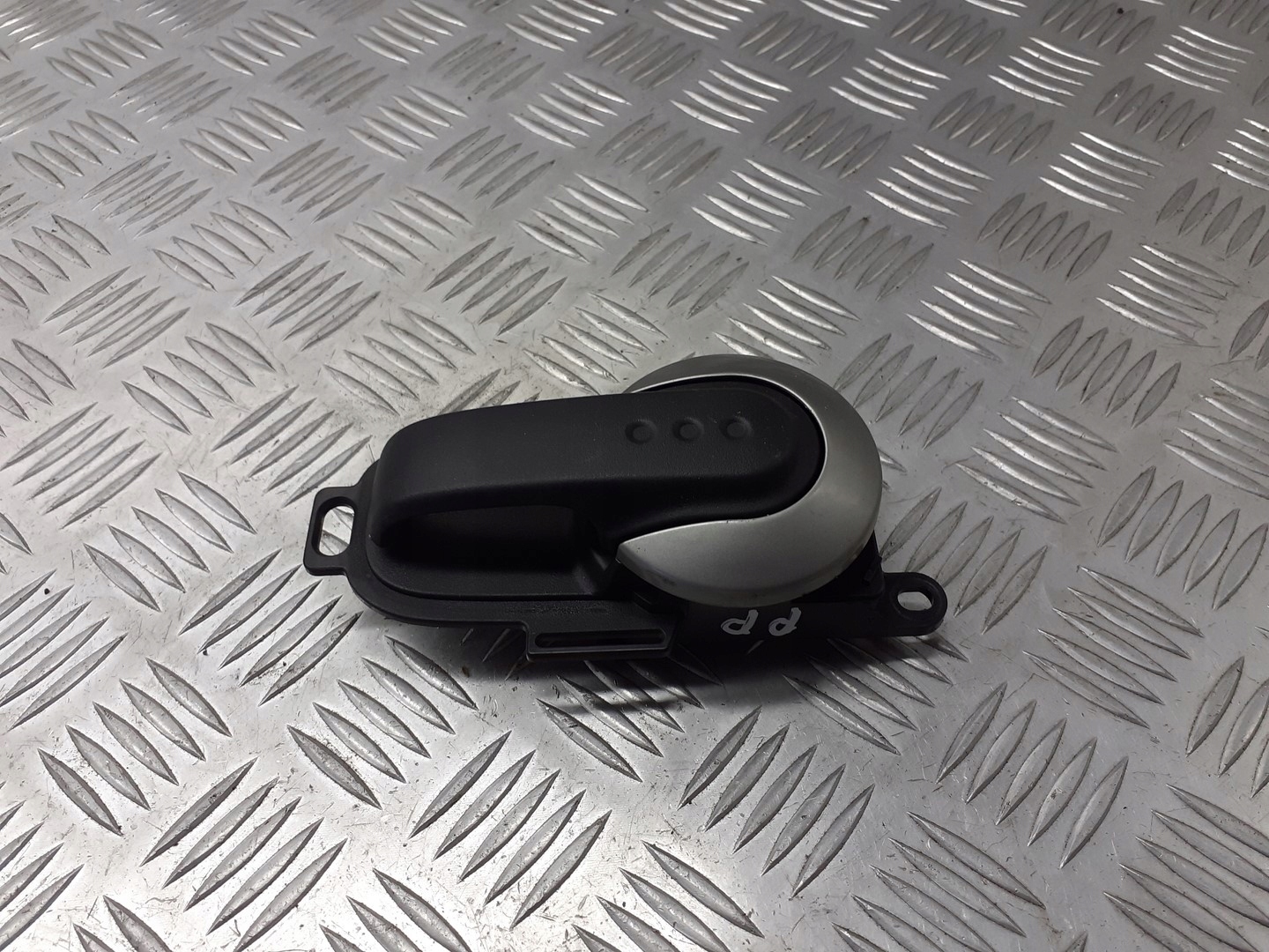 ручка двери правая передняя внутренняя nissan NOTE E11