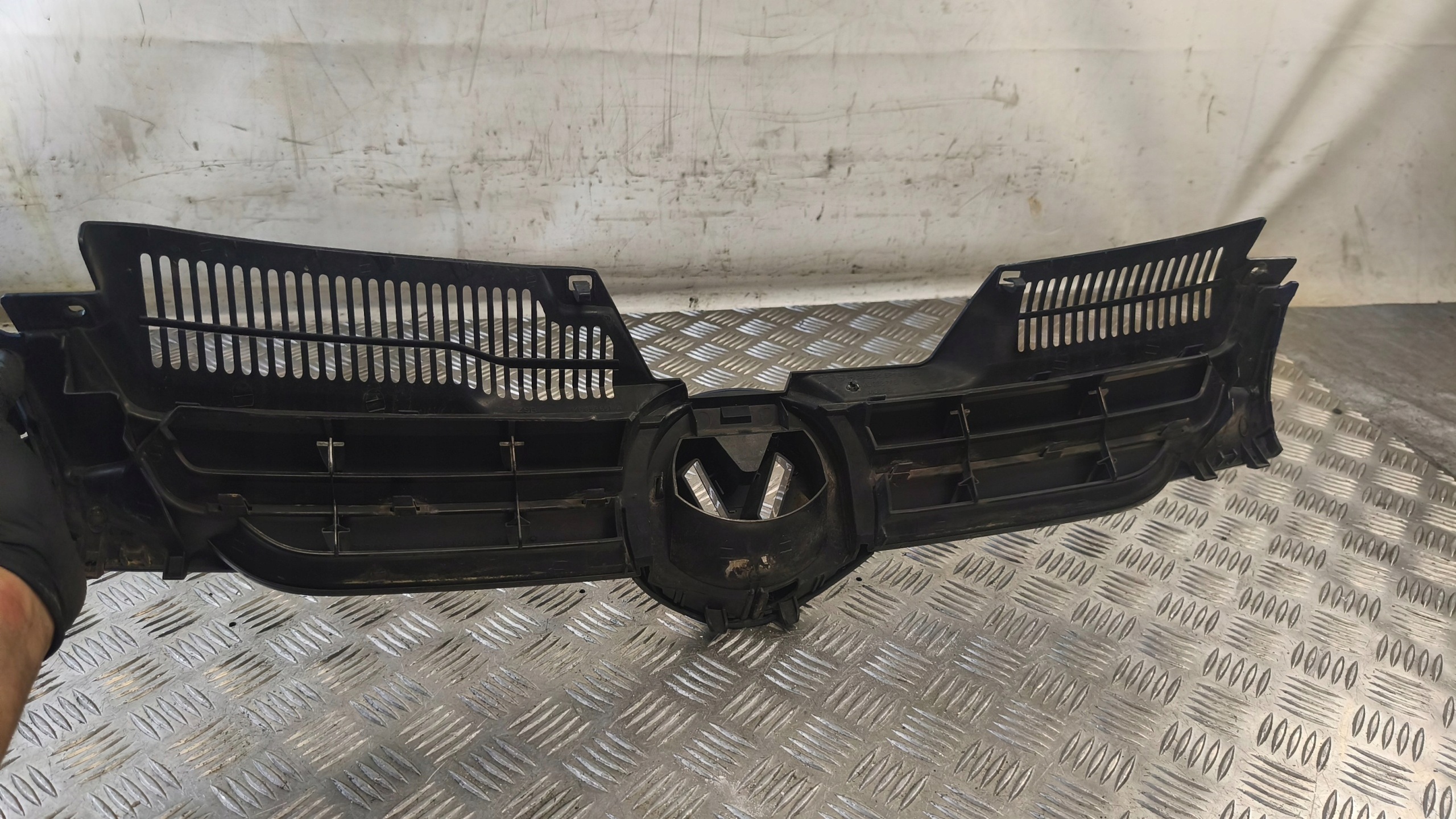 Grill Grill VW GOLF V 2005r K: LD5Q 1K0853651