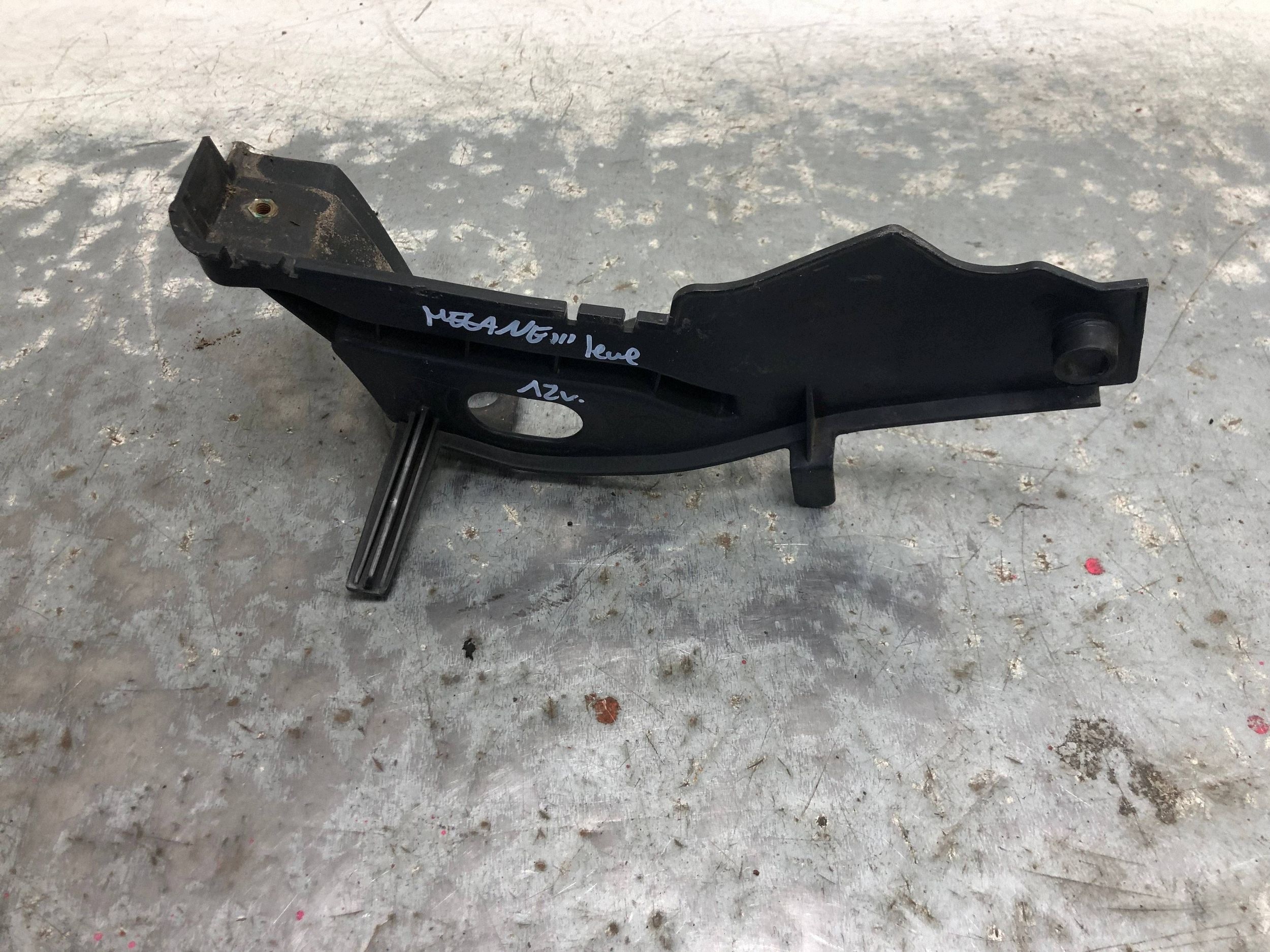 corner under the window left RENAULT MEGANE III 668630007R