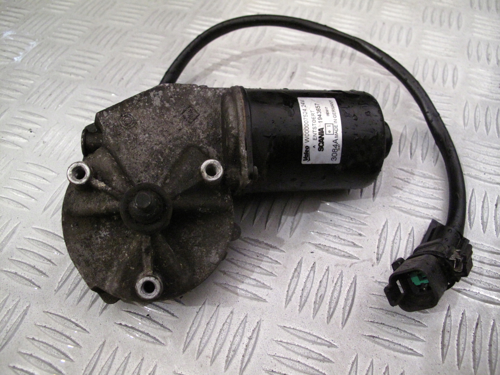 1943657 - МОТОР СТЕКЛООЧИСТИТЕЛЯ SCANIA R