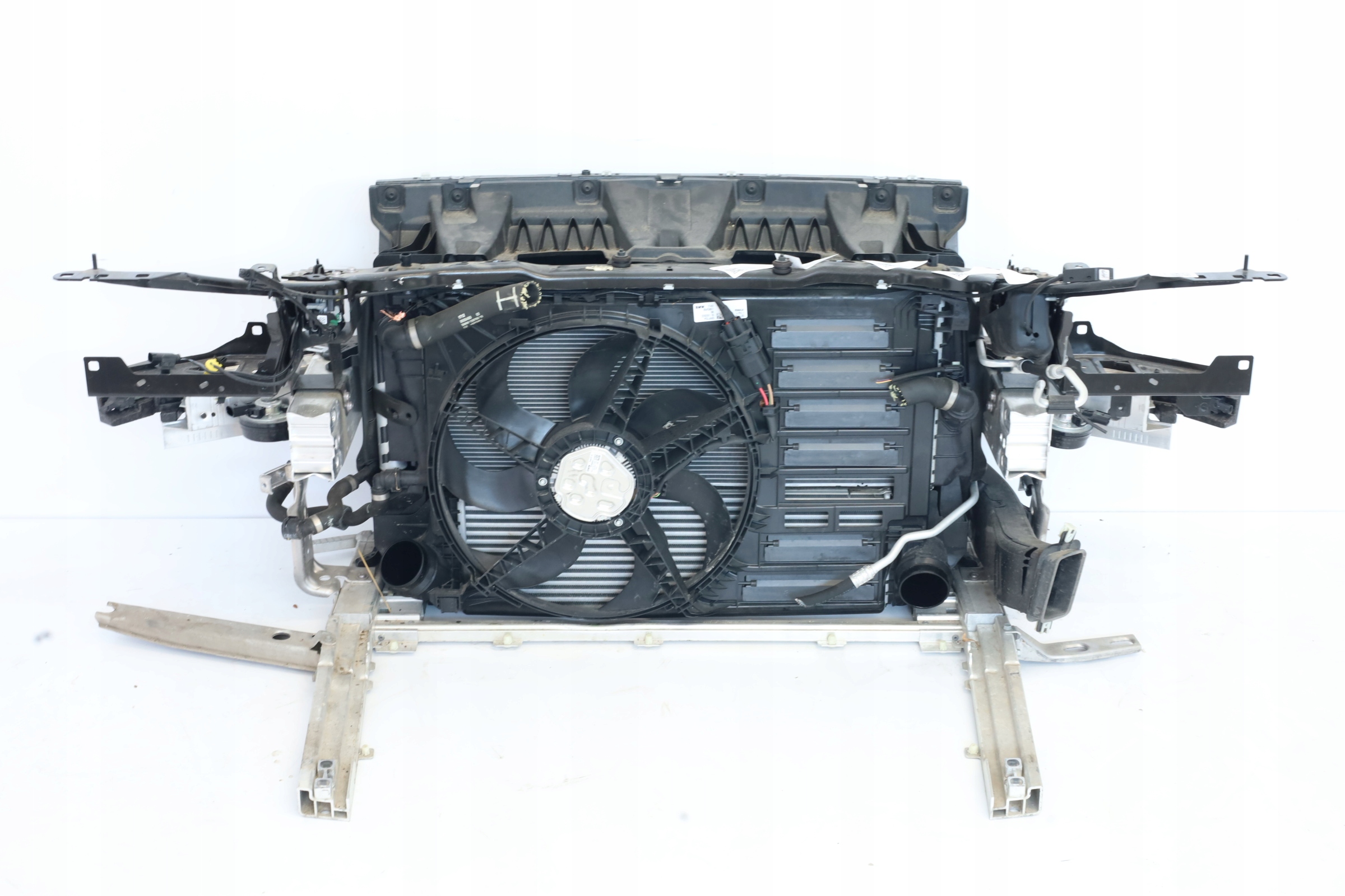 WZMOCNIENIE PAS PRZEDNI Z CHŁODNICAMI BMW X1 F48 LIFT LCI 2.5i EUROPA Typ samochodu Samochody osobowe