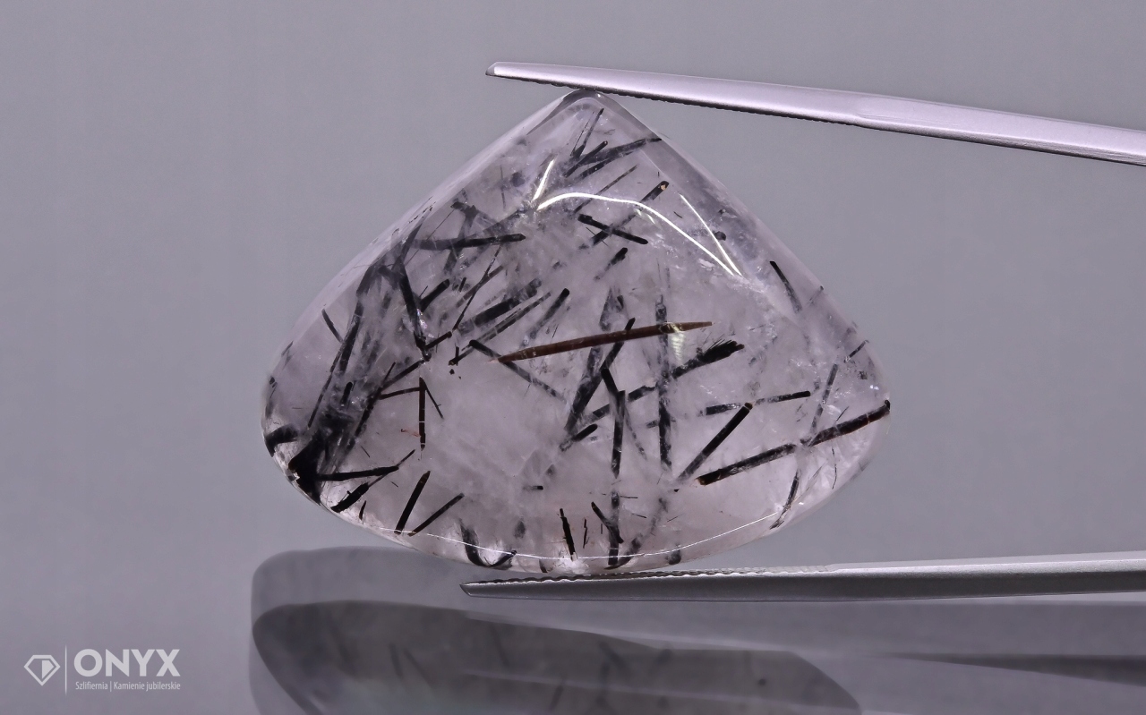 Křemen s turmalínem kabošon nepravidelný 33x26 mm