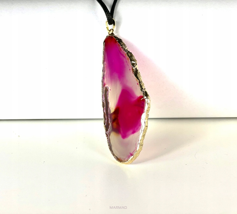 Achát růžový – hotový přívěsek 85x35 mm obal ve zlaté barvě