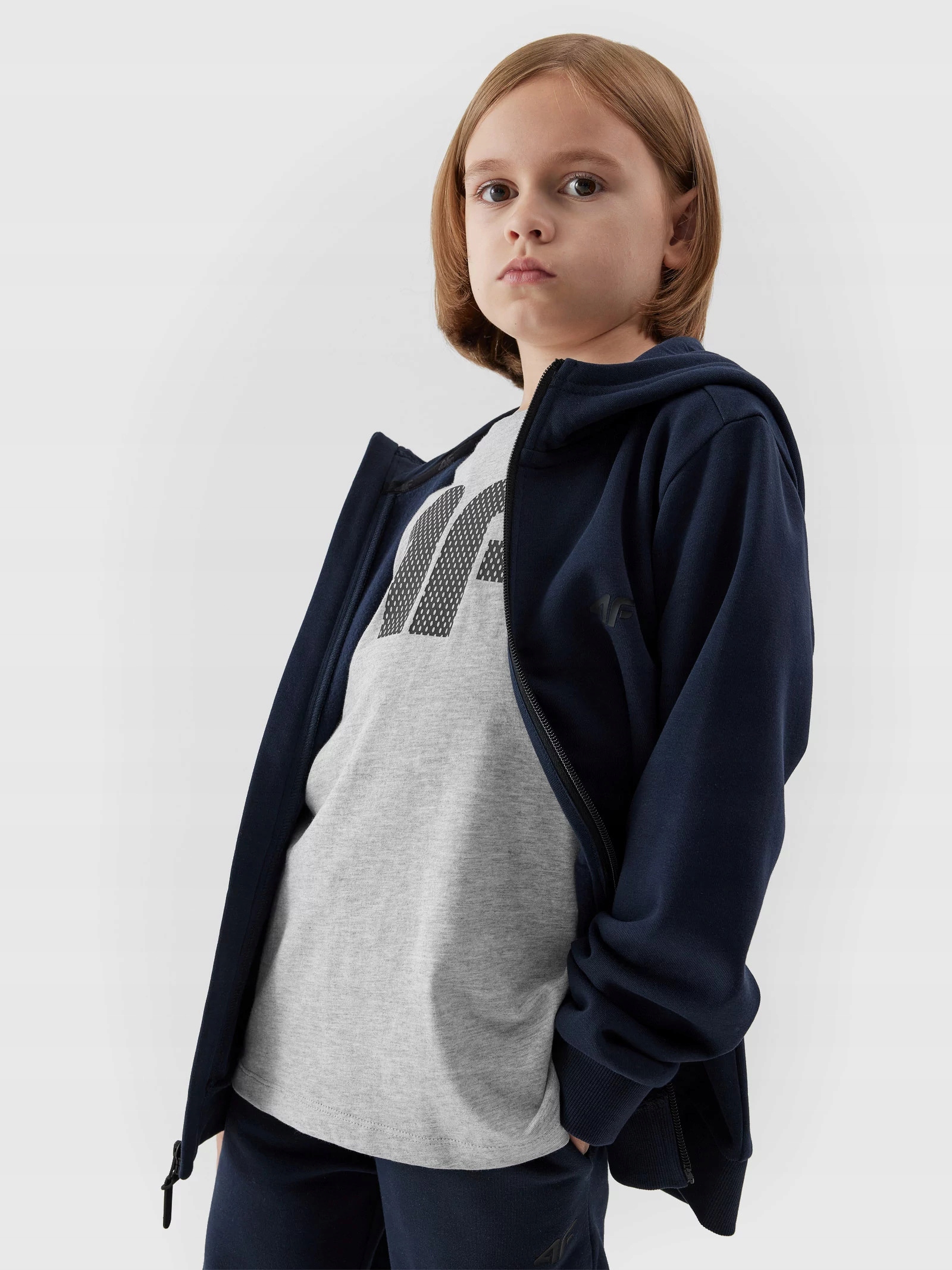 4F BLUZA CHŁOPIĘCA DRESOWA SPORTOWA Z KAPTUREM ROZPINANA Materiał dominujący bawełna