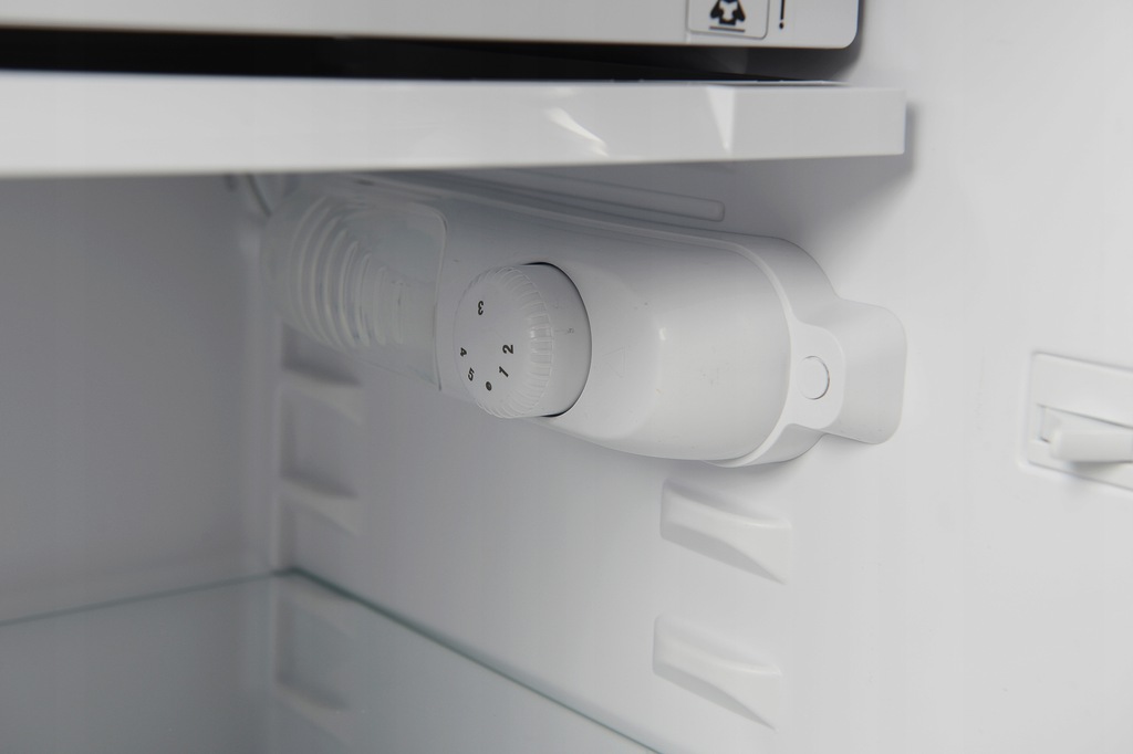 Lodówka Podblatowa Sharp Mały Zamrażalnik do -5st Wysokość 82,5cm Rodzaj jednodrzwiowa