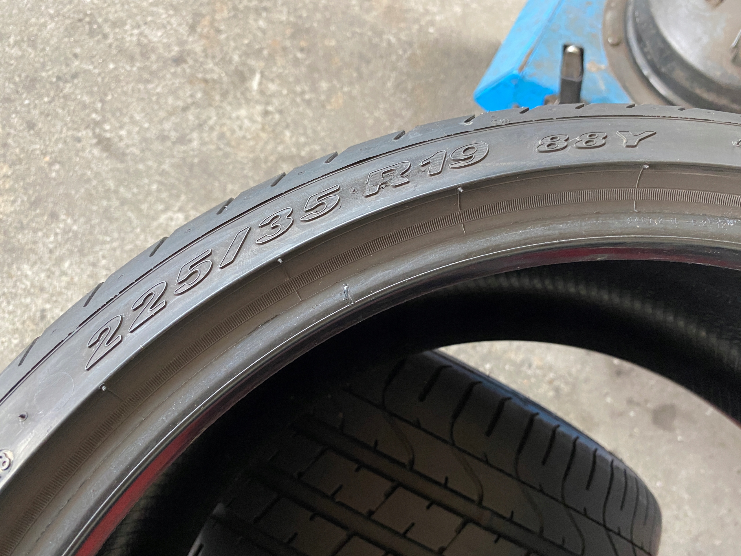 2 tyres summer 225/35R19 Pirelli P ZERO 7mm