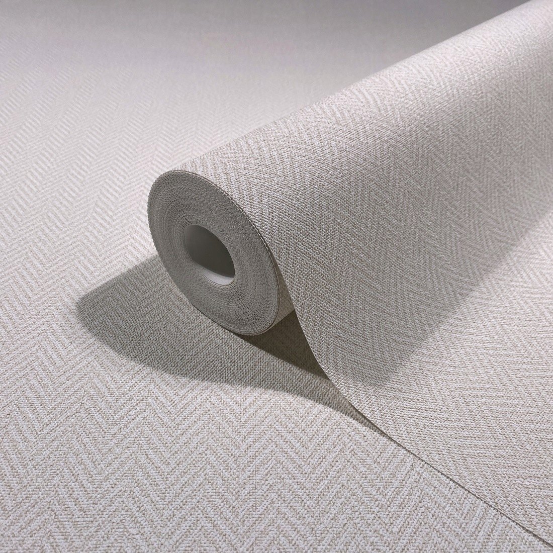 Šedá tapeta s jedľovým vinylom na vliesu do izby, štruktúra 10M x 106CM