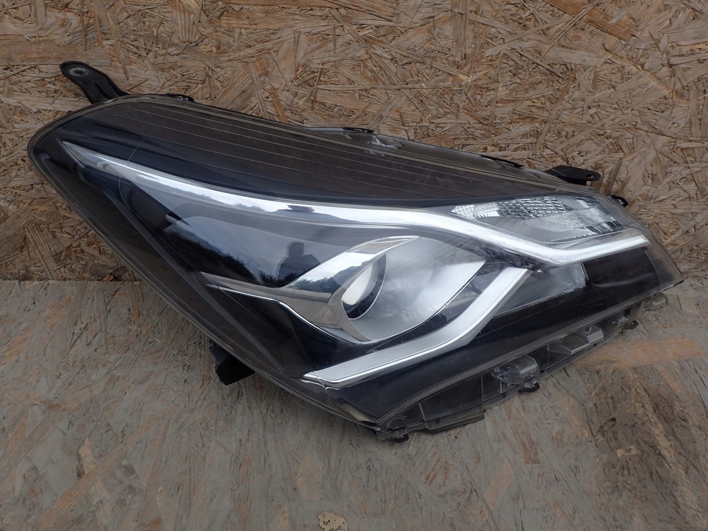 light right REFLEKTOR TOYOTA YARIS 3 III LIFT 17