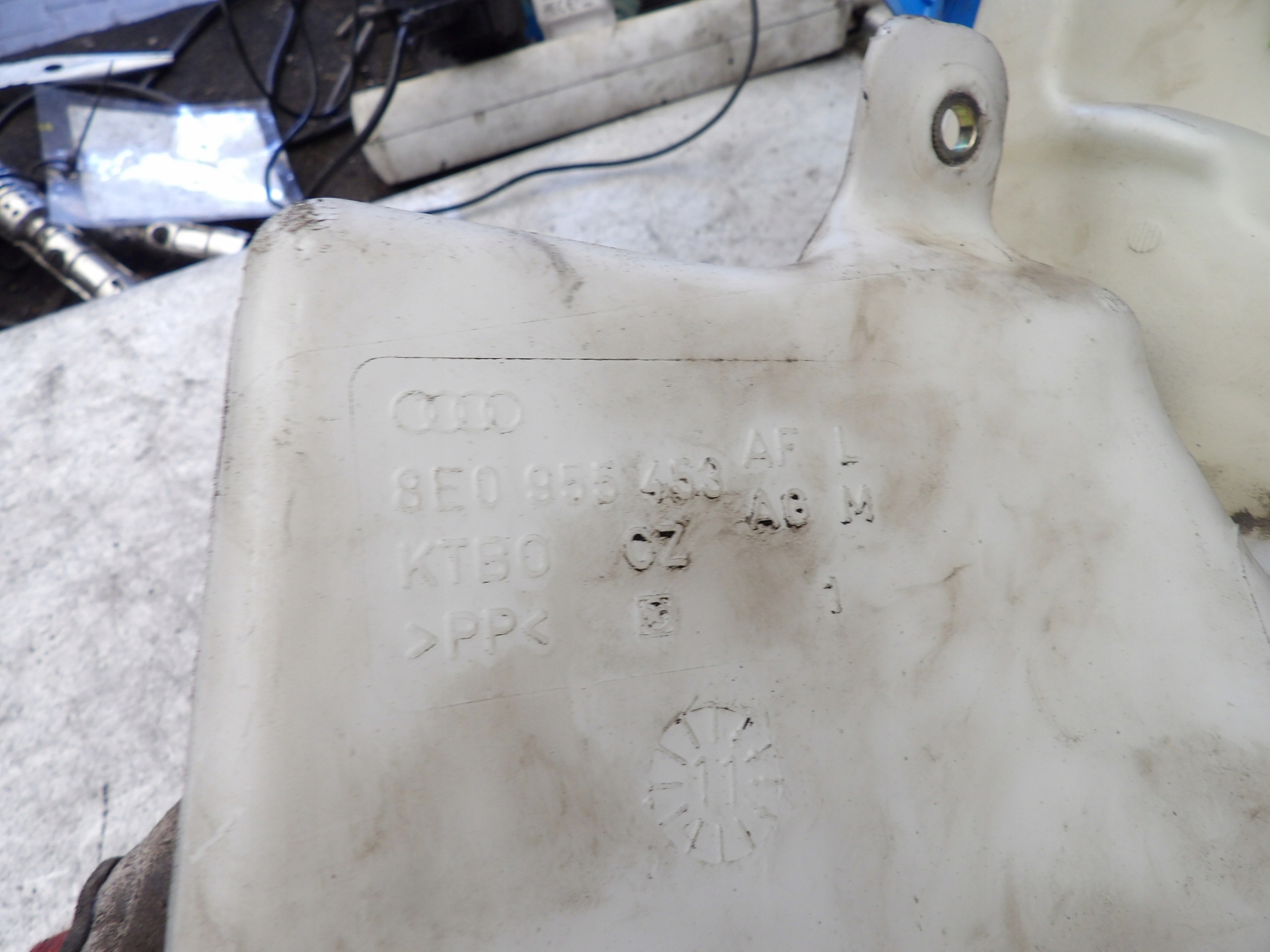 Audi A4 B6 2,5 tdi washer fluid tank