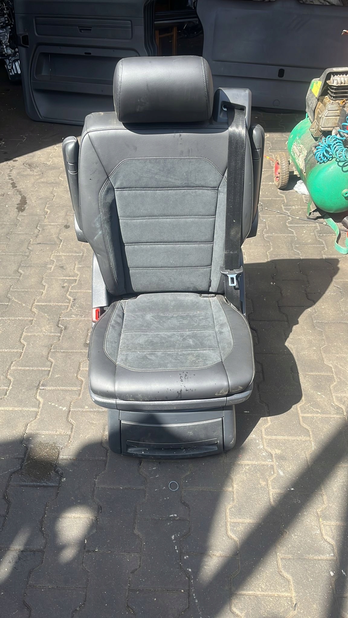 Sitz NIEOBROTOWY VW T6 MULTIVAN Leder ALCANTARA