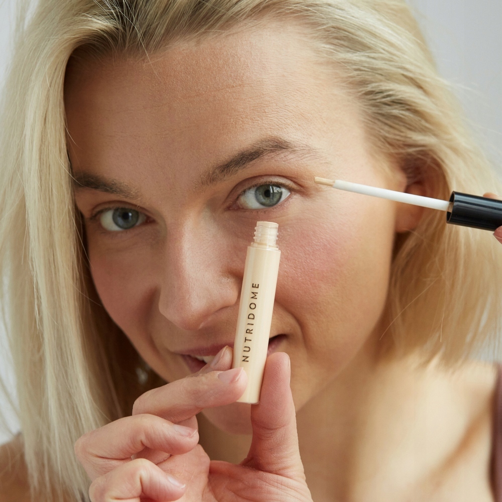 Korektor pod oczy z aplikatorem redukujący przebarwienia NUTRIDOME IVORY Opakowanie z aplikatorem