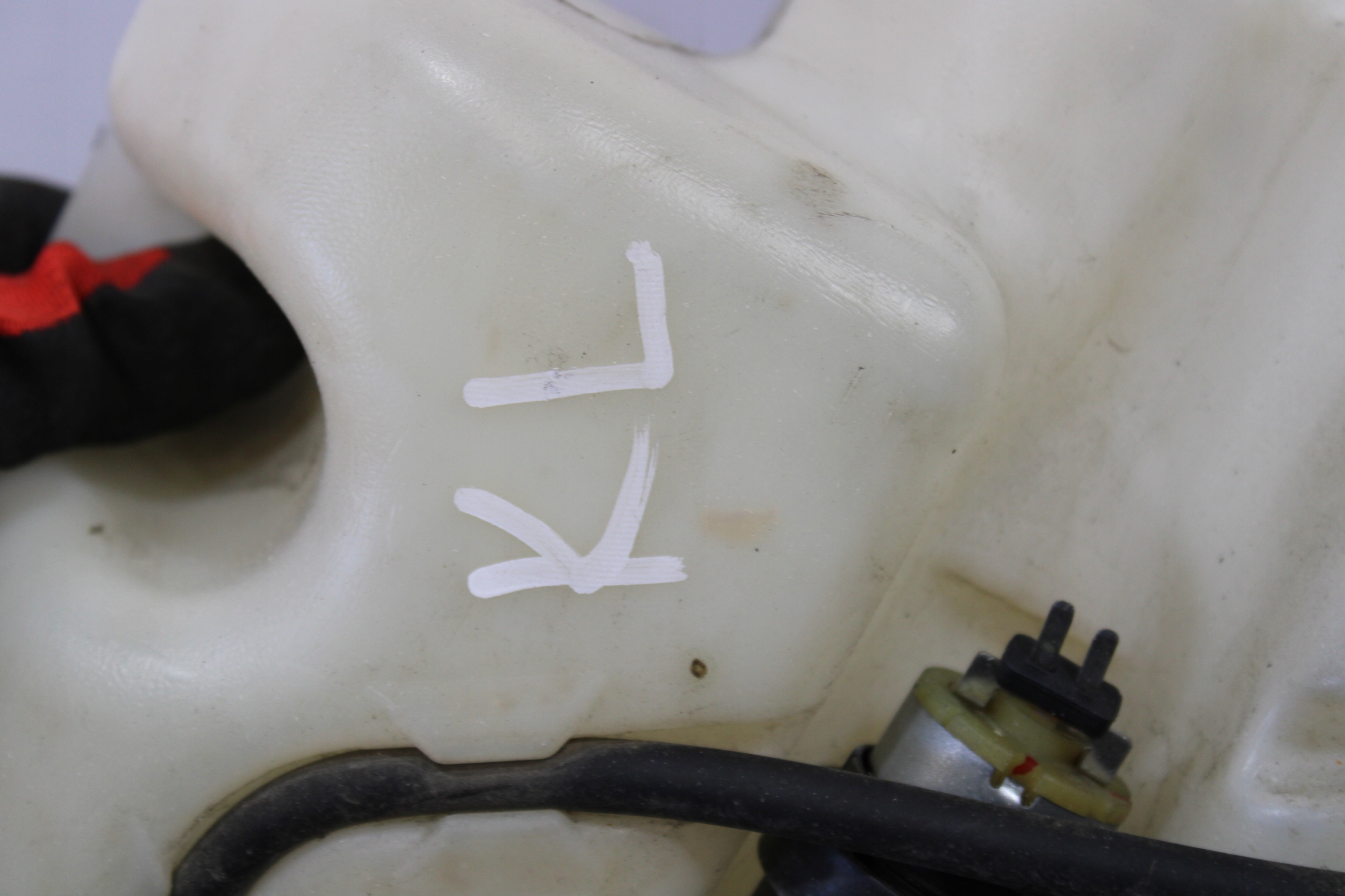 washer fluid tank 68104800 JEEP CHEROKEE KL