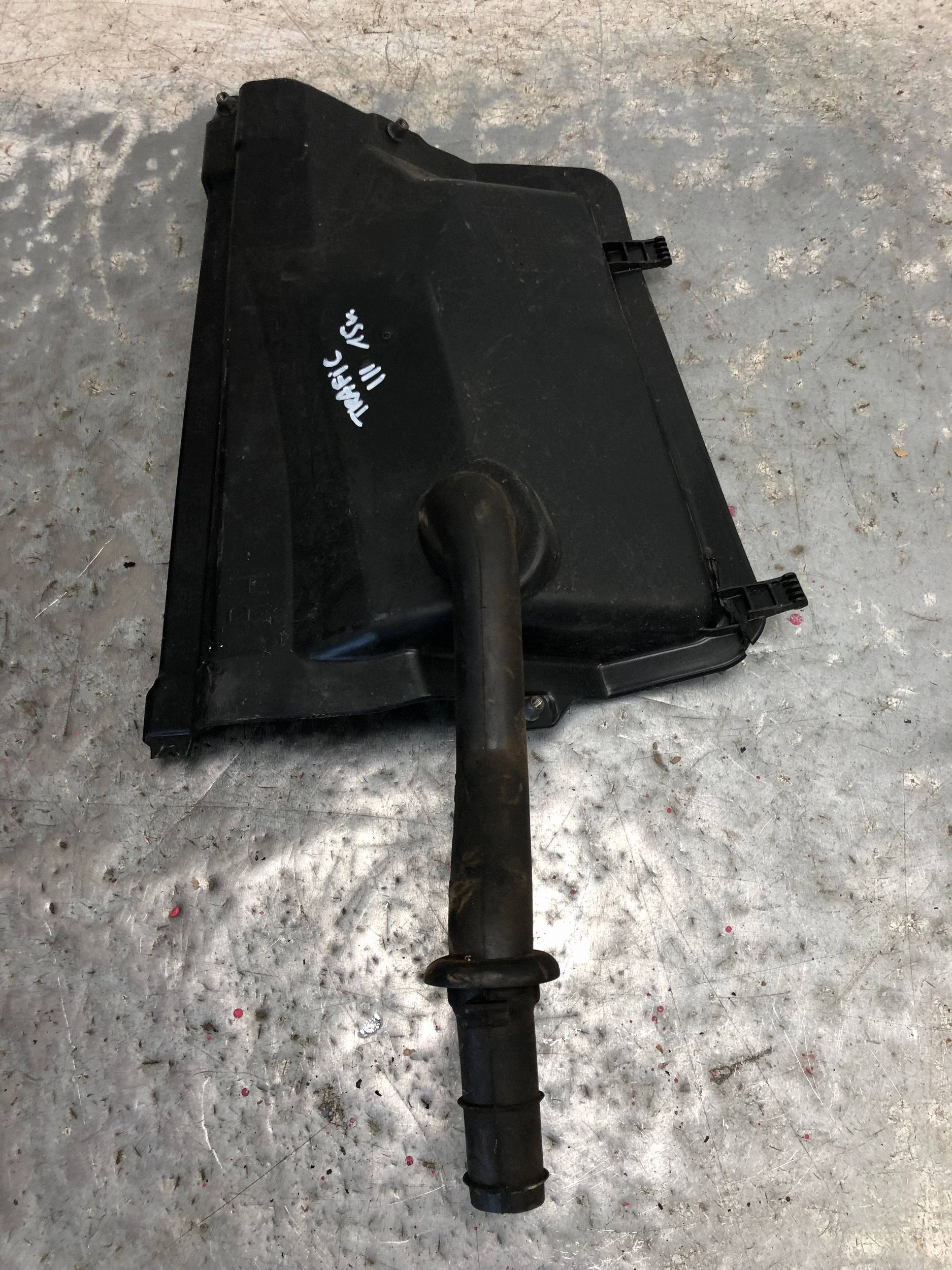 ODPLYW under the window right RENAULT TRAFIC III 668620201R
