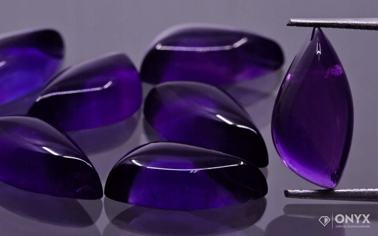 Ametyst A kabošon Levý nepravidelný 15,5x8 mm