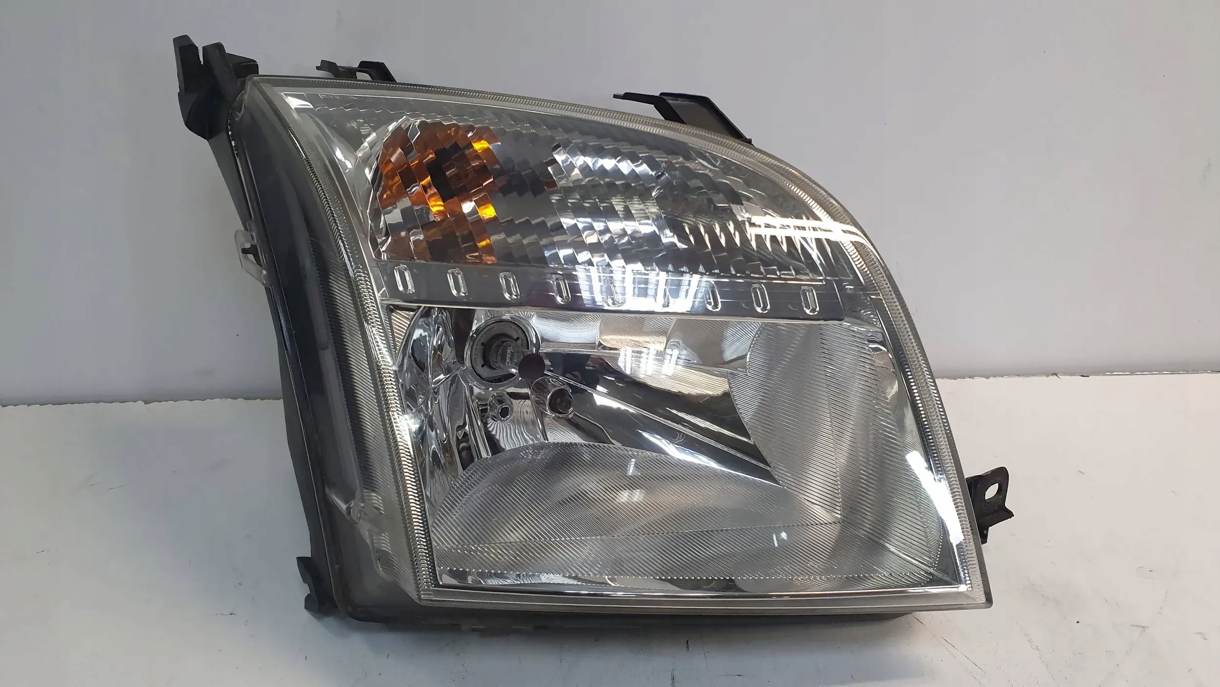 light front right Ford Fusion 2N1 02