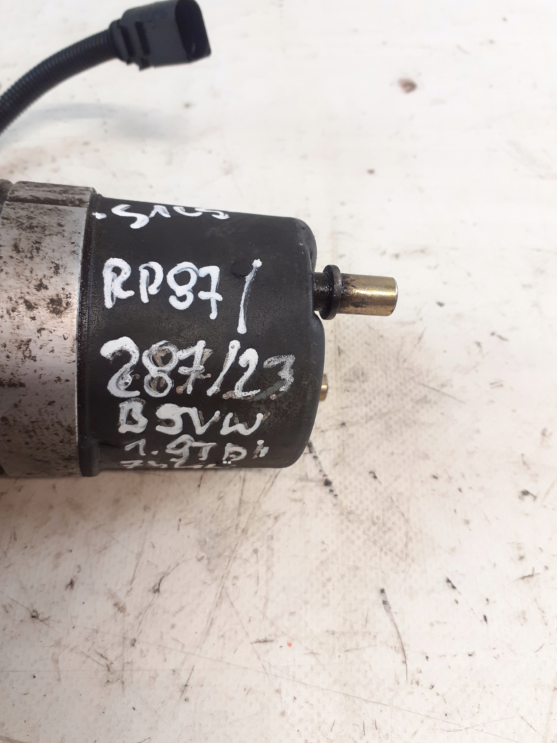 Pompa DOLADOWUJACA PASSAT B5 1.9 TDI 8E0614175D