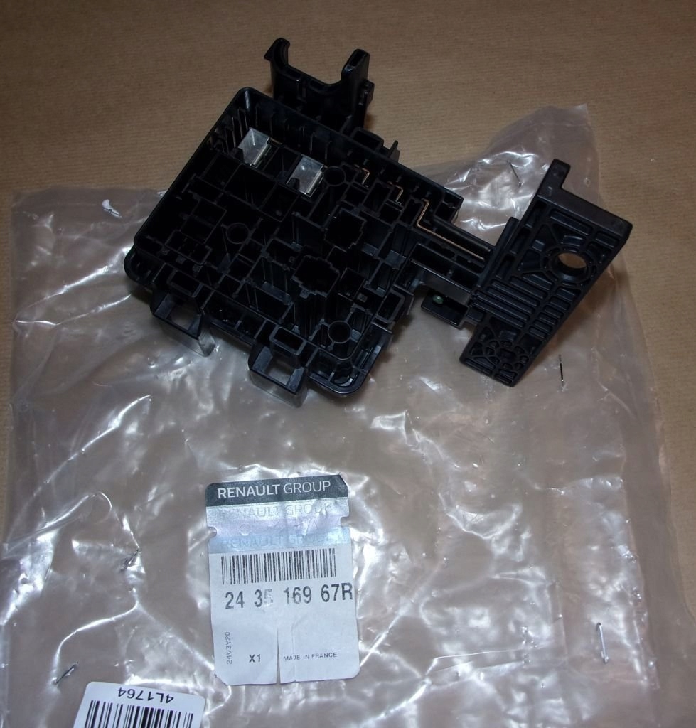 SKRZYNKA BEZPIECZNIKÓW RENAULT MEGANE III