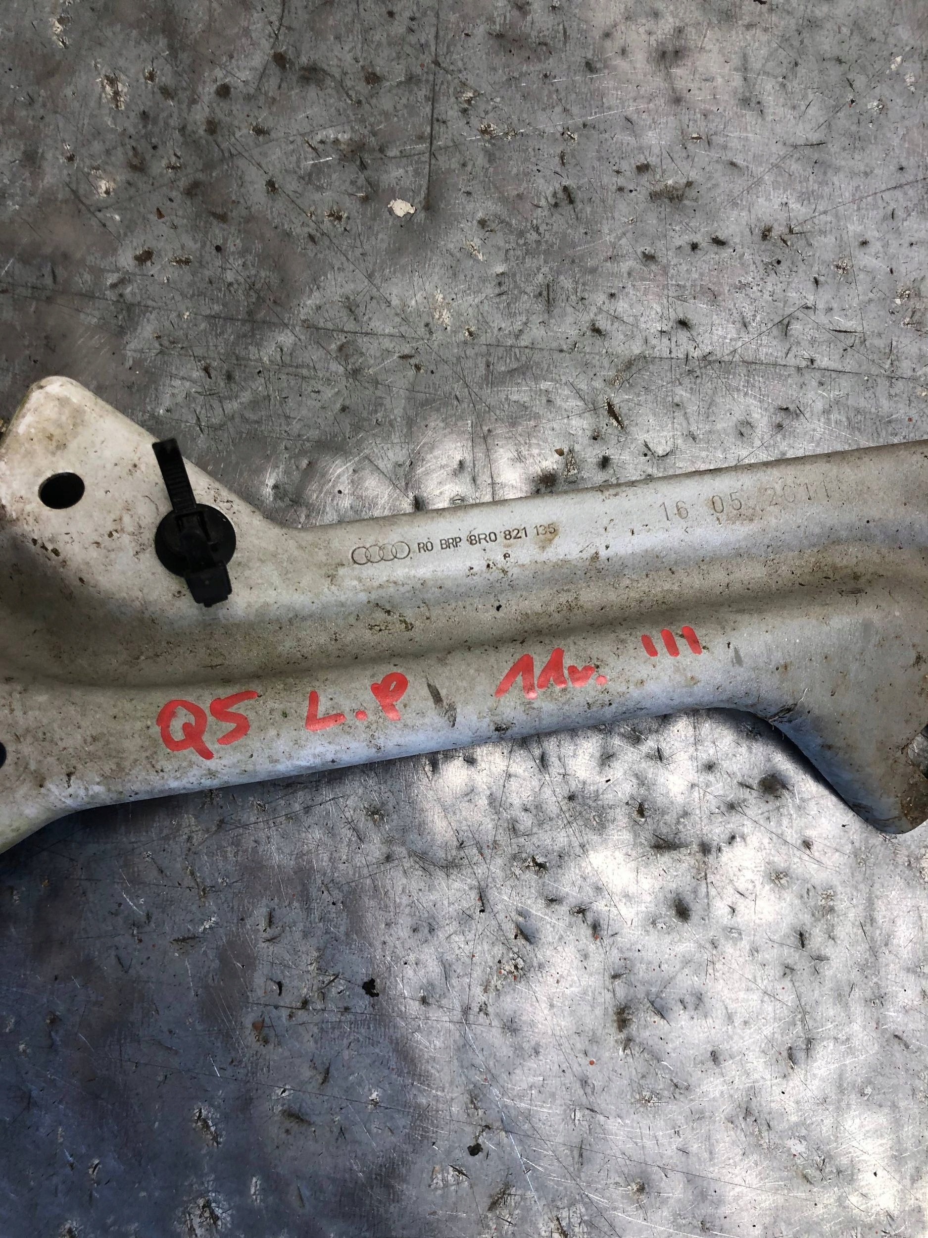 console holder of a fender left front AUDI Q5 8R0821136