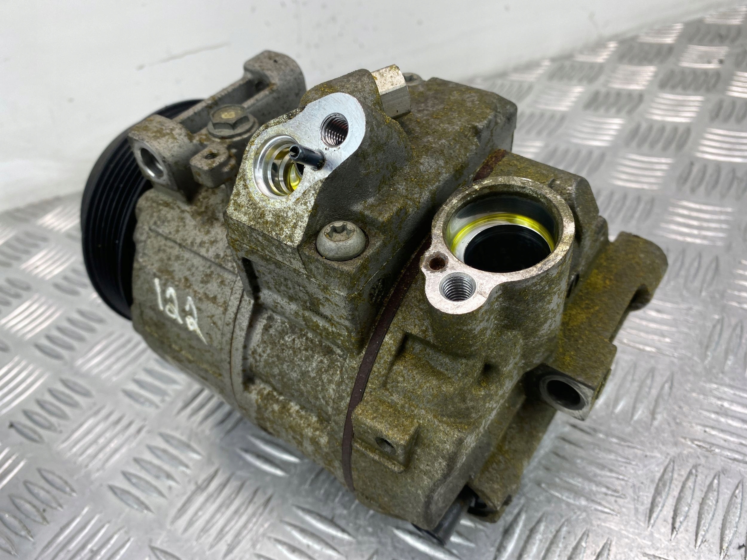 Mercedes E200 W212 1.8 CGI compressor; compressor of the air conditioning A0022304511