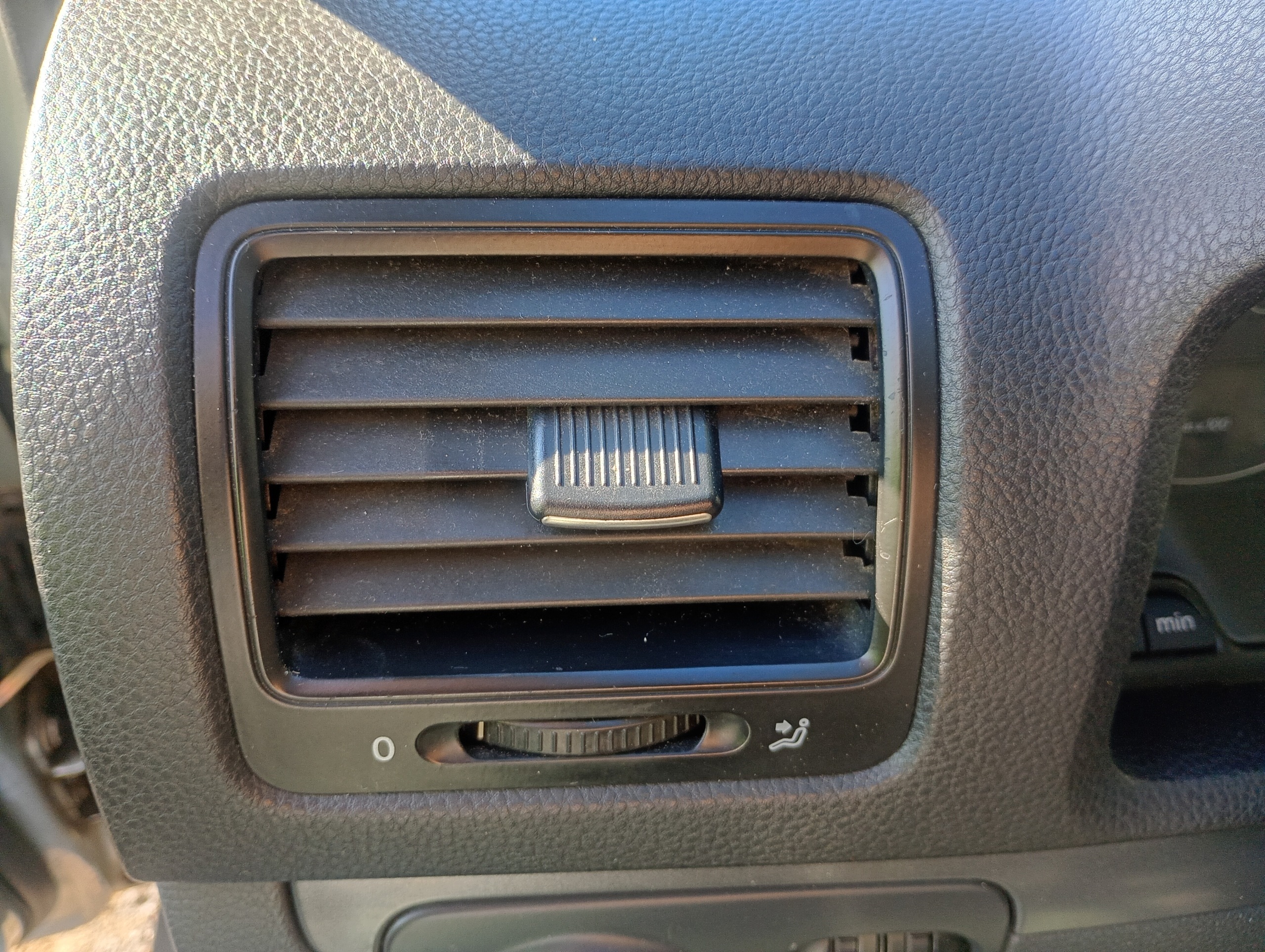 grid air conditioning devices air left driver´s VW Golf V 5 07-09
