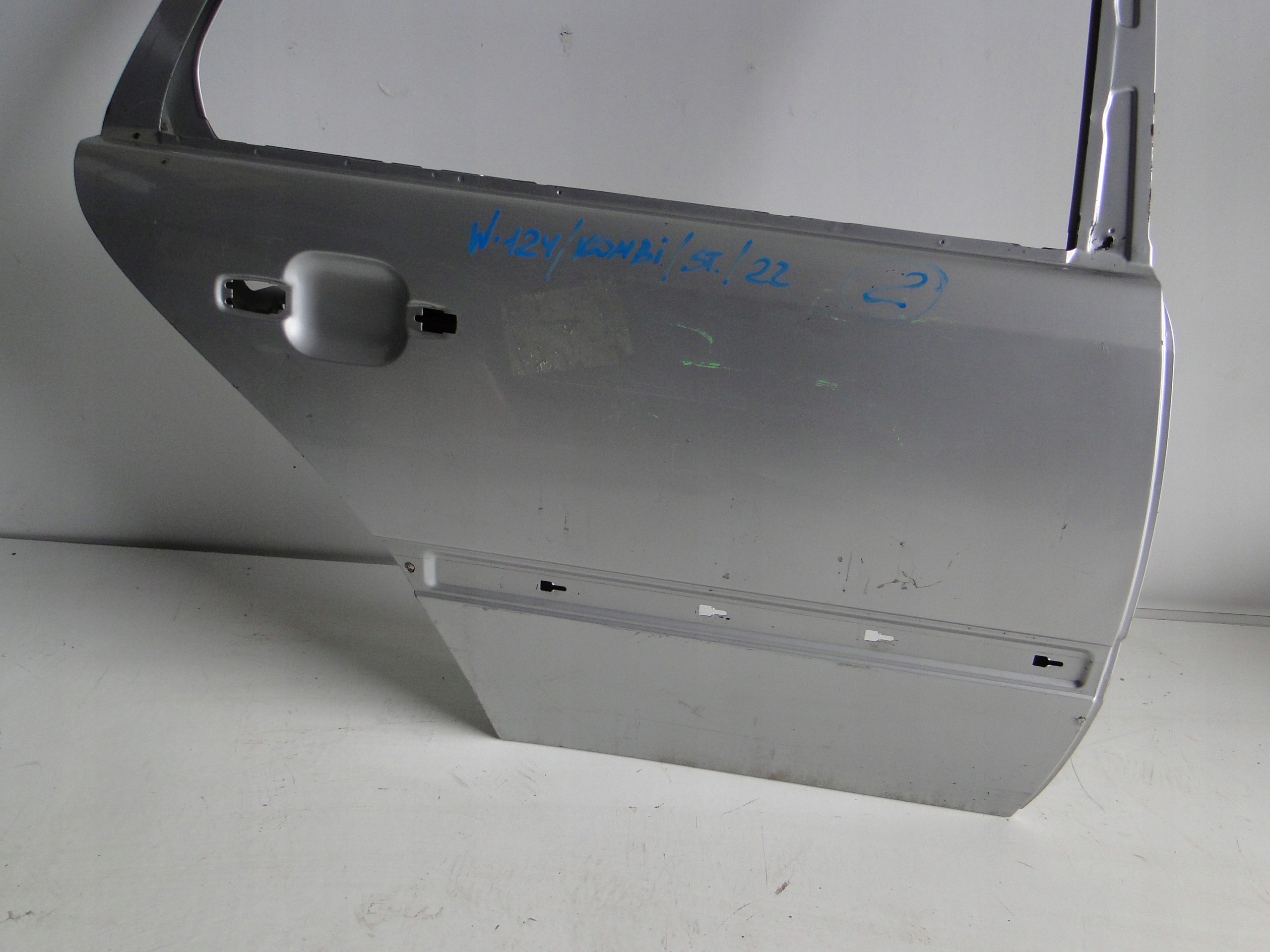 MERCEDES E 124 W124 DRZWI TYLNE PRAWE KOMBI Strona zabudowy tył - prawa