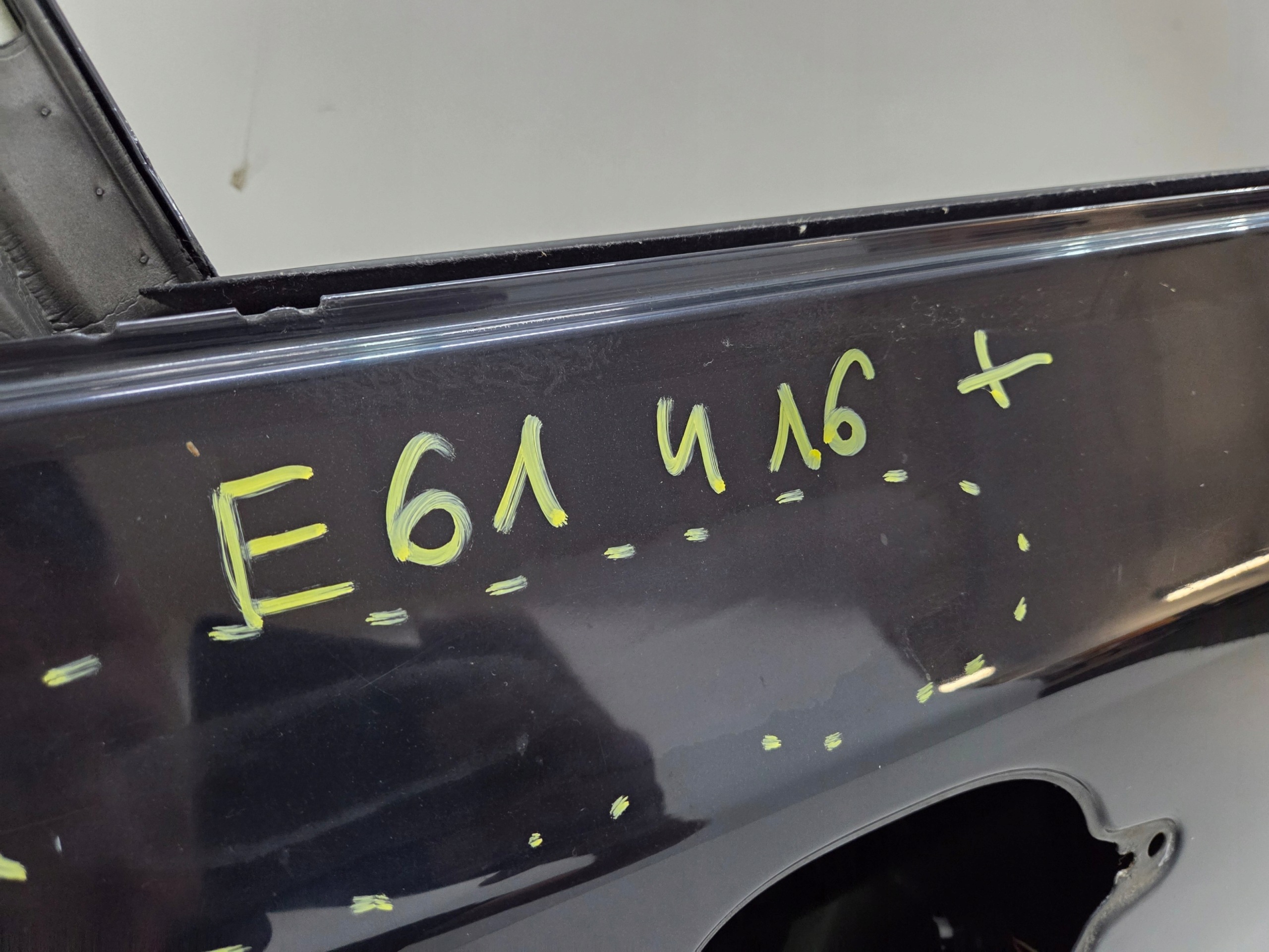 dveře pravý předek BMW E60 E61 CARBONSCHWARZ