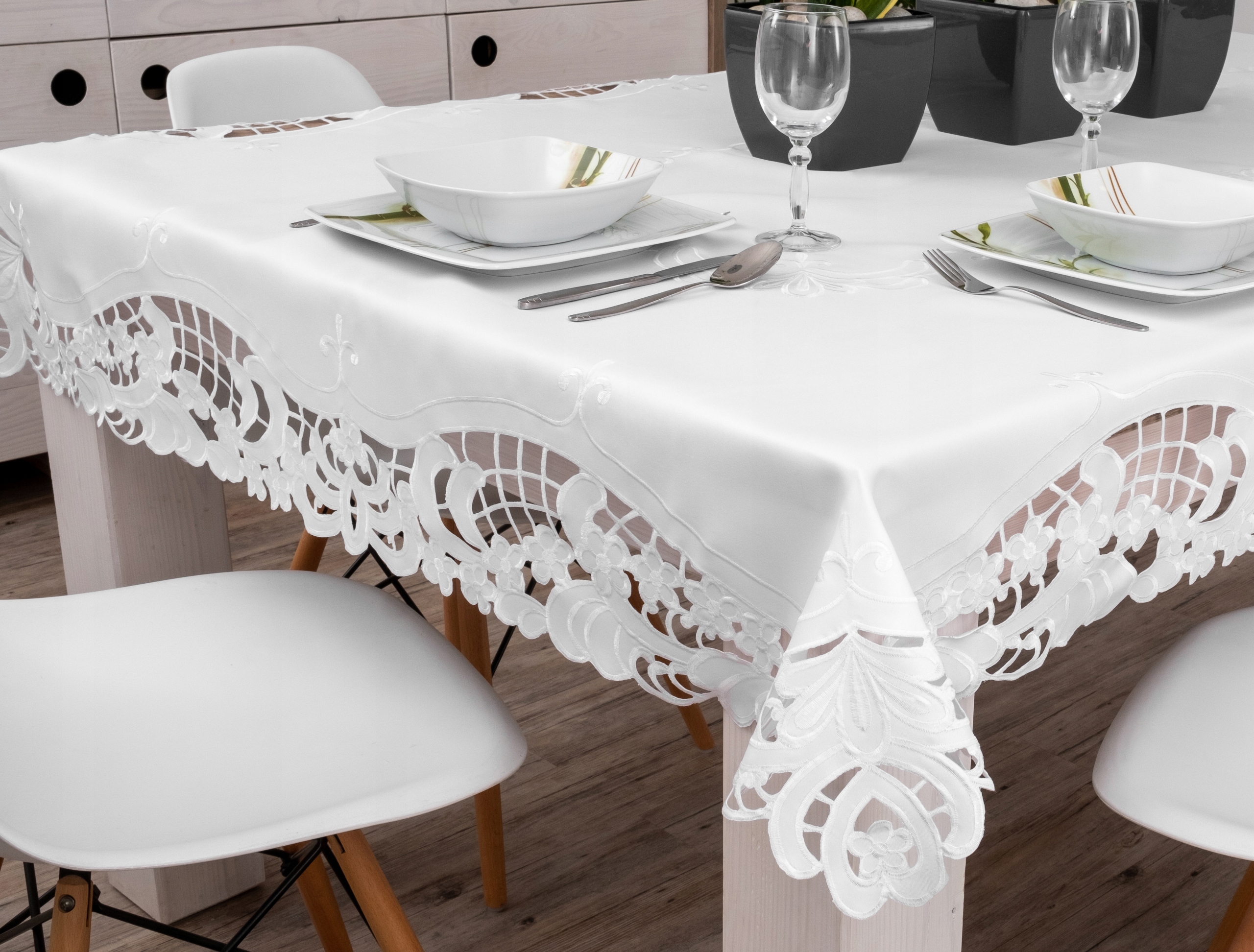 Obrus haftowany BIAŁY GŁADKI 130x180 haft richelie Kod producenta 16223 obrus haftowany gładki biały haft