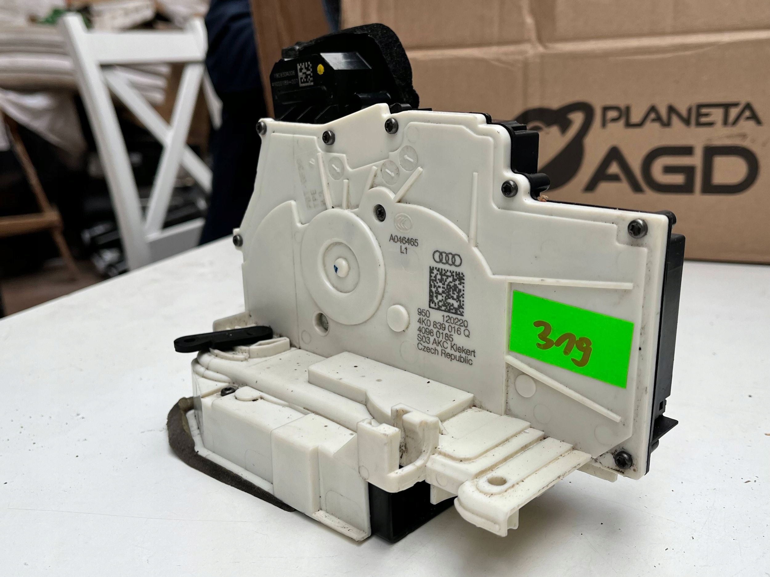 AUDI A6 A7 Q7 Q8 4K0839016Q lock door right !J