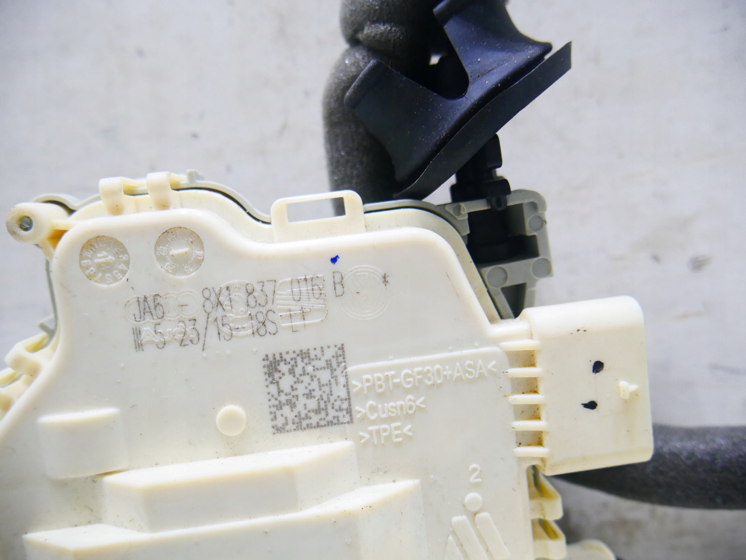 lock door front Audi A3 8V A4 A5 8W 8X1837016B