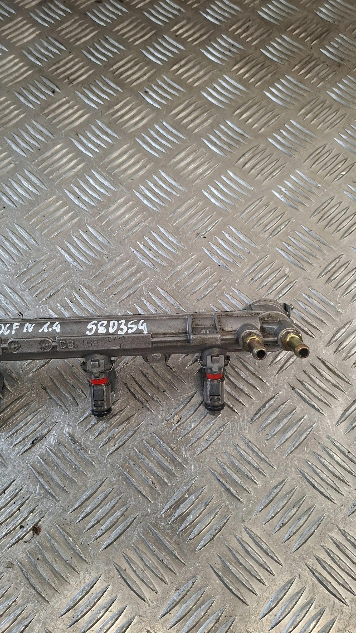 kraftstoffverteiler einspritzleiste VW GOLF IV 1.4